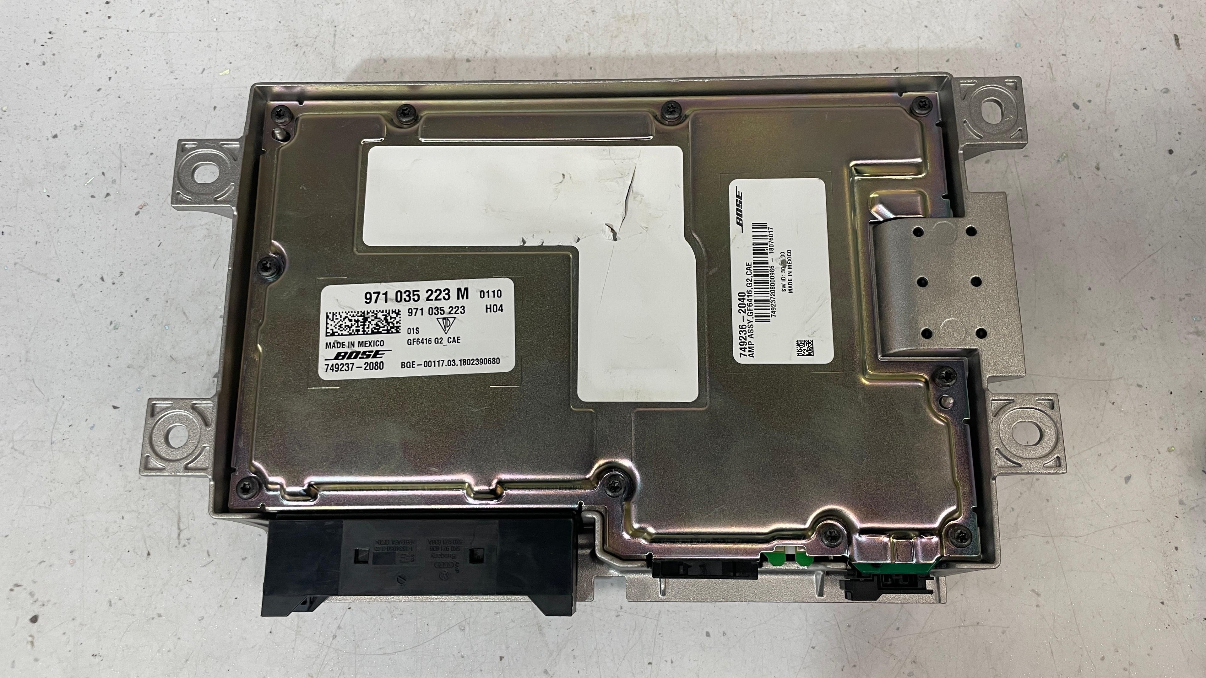 971035223M PORSCHE CAYENNE AMPLIFIER SOUND SYSTEM