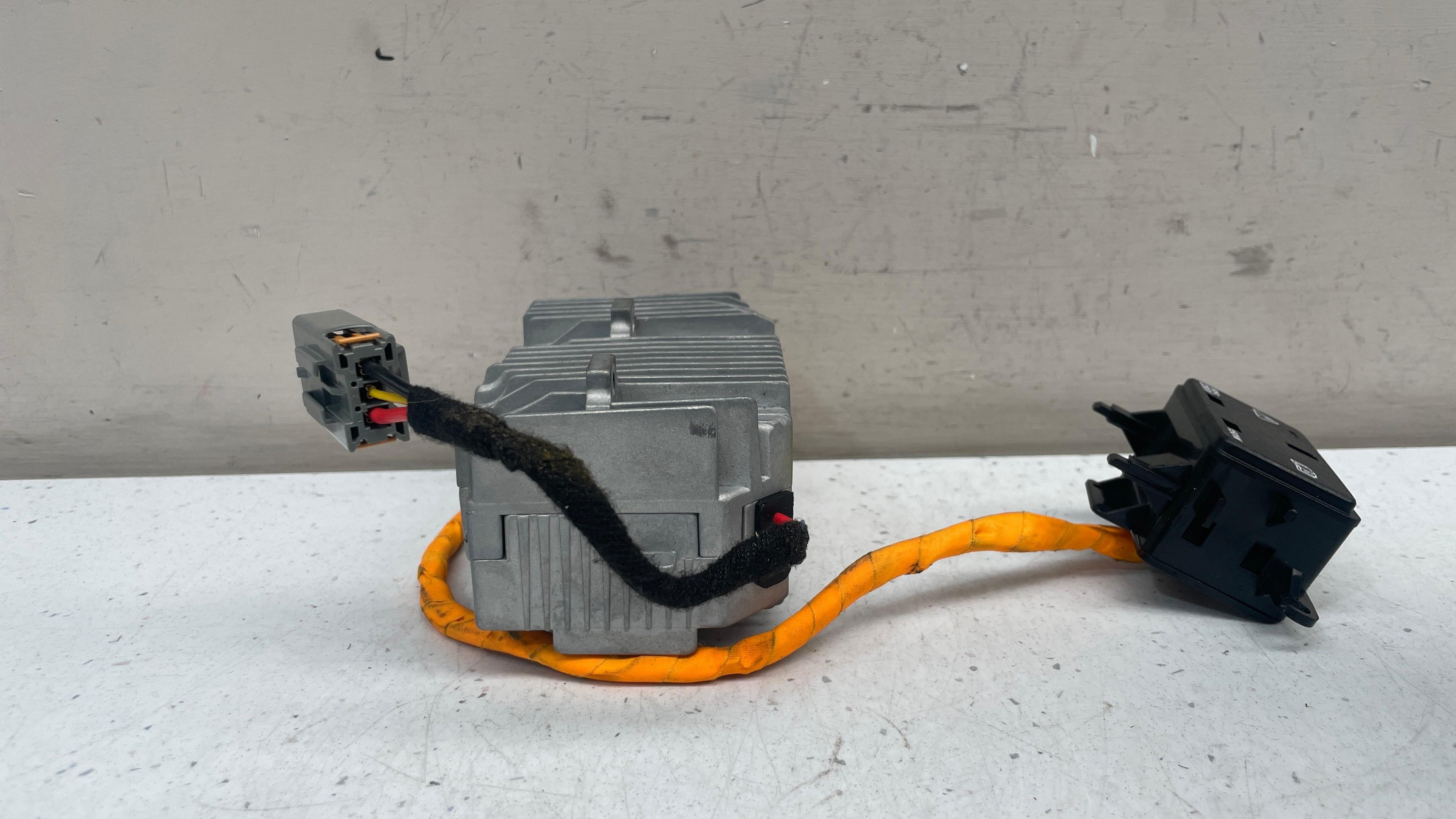 31443823 VOLVO XC60 VOLTAGE CONVERTER UK TYPE SOCKET