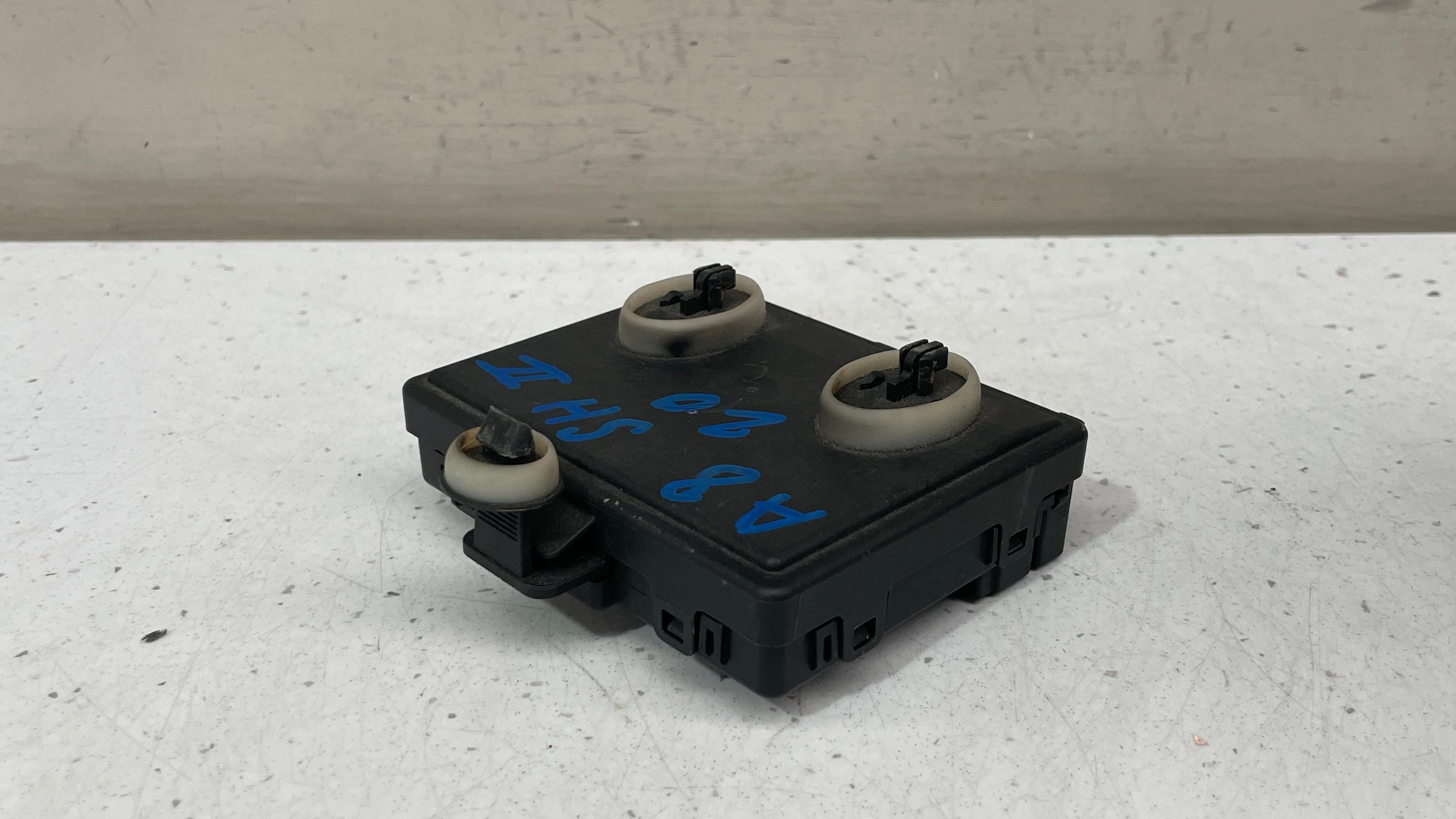 4M1959795C PORSCHE PANAMERA REAR DOOR CONTROL