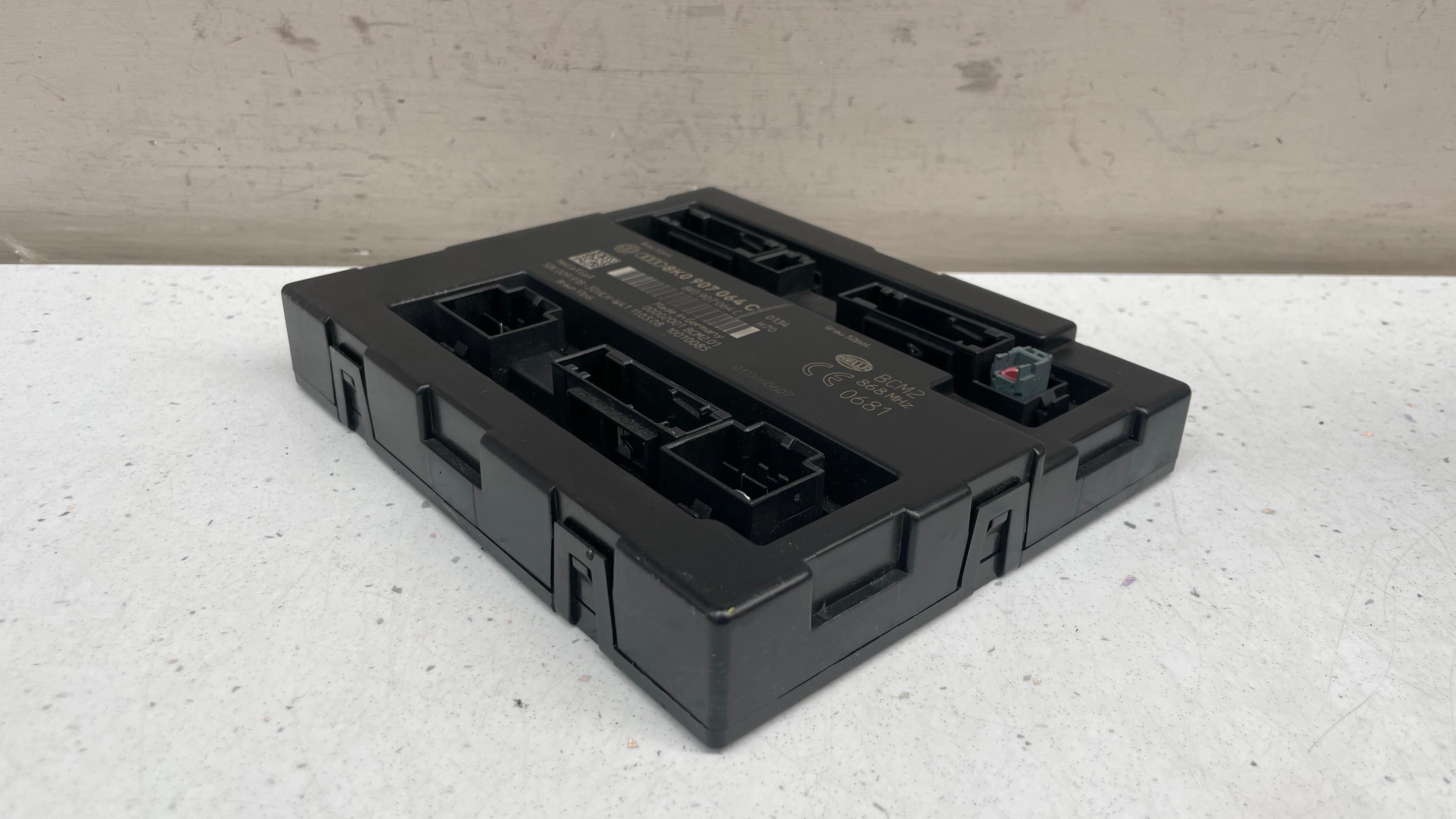 8K0907064C AUDI A4 CONVENIENCE MODULE DASHBOARD