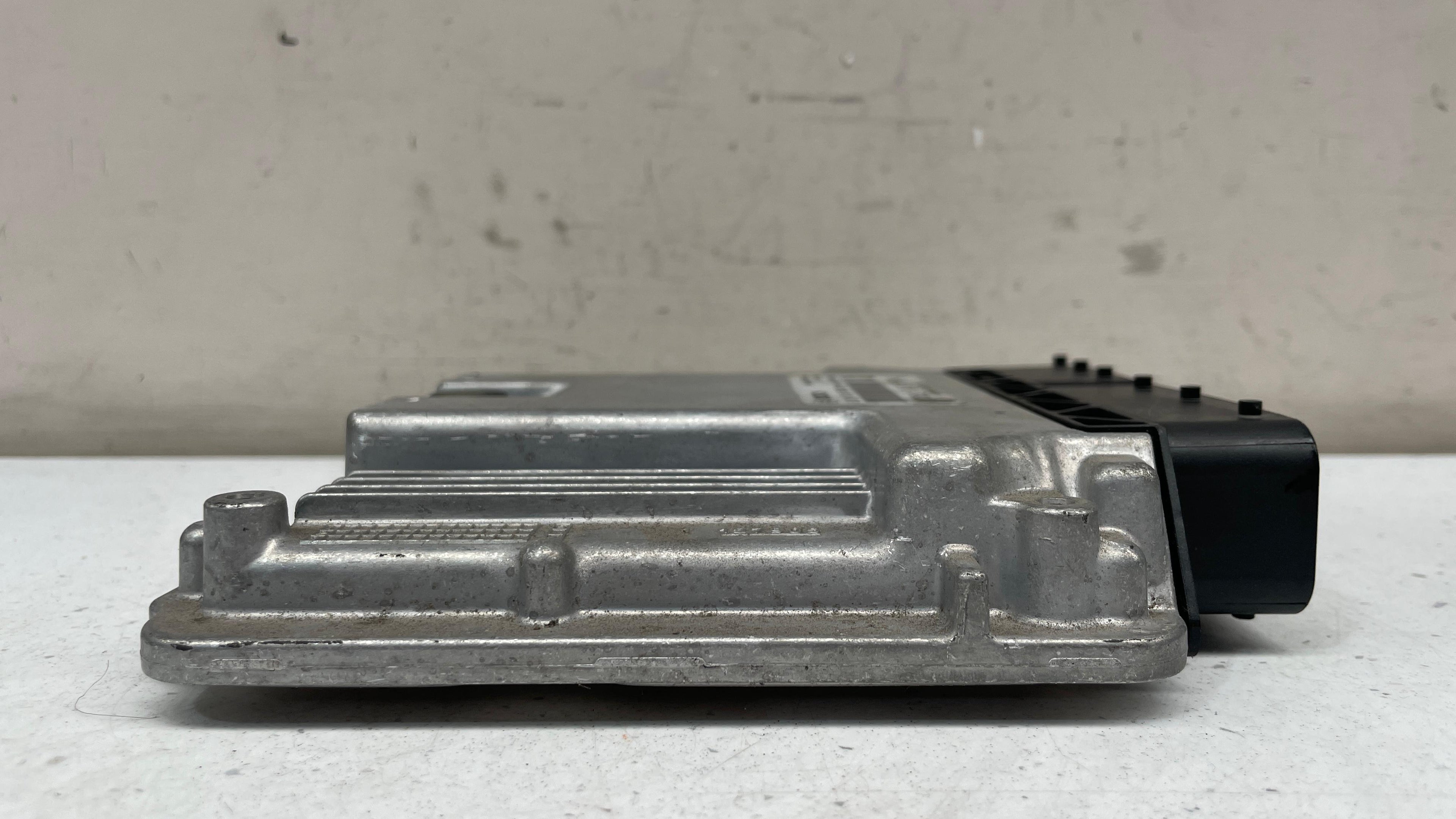 8517874-01 BMW 320 ENGINE CONTROL UNIT ECU