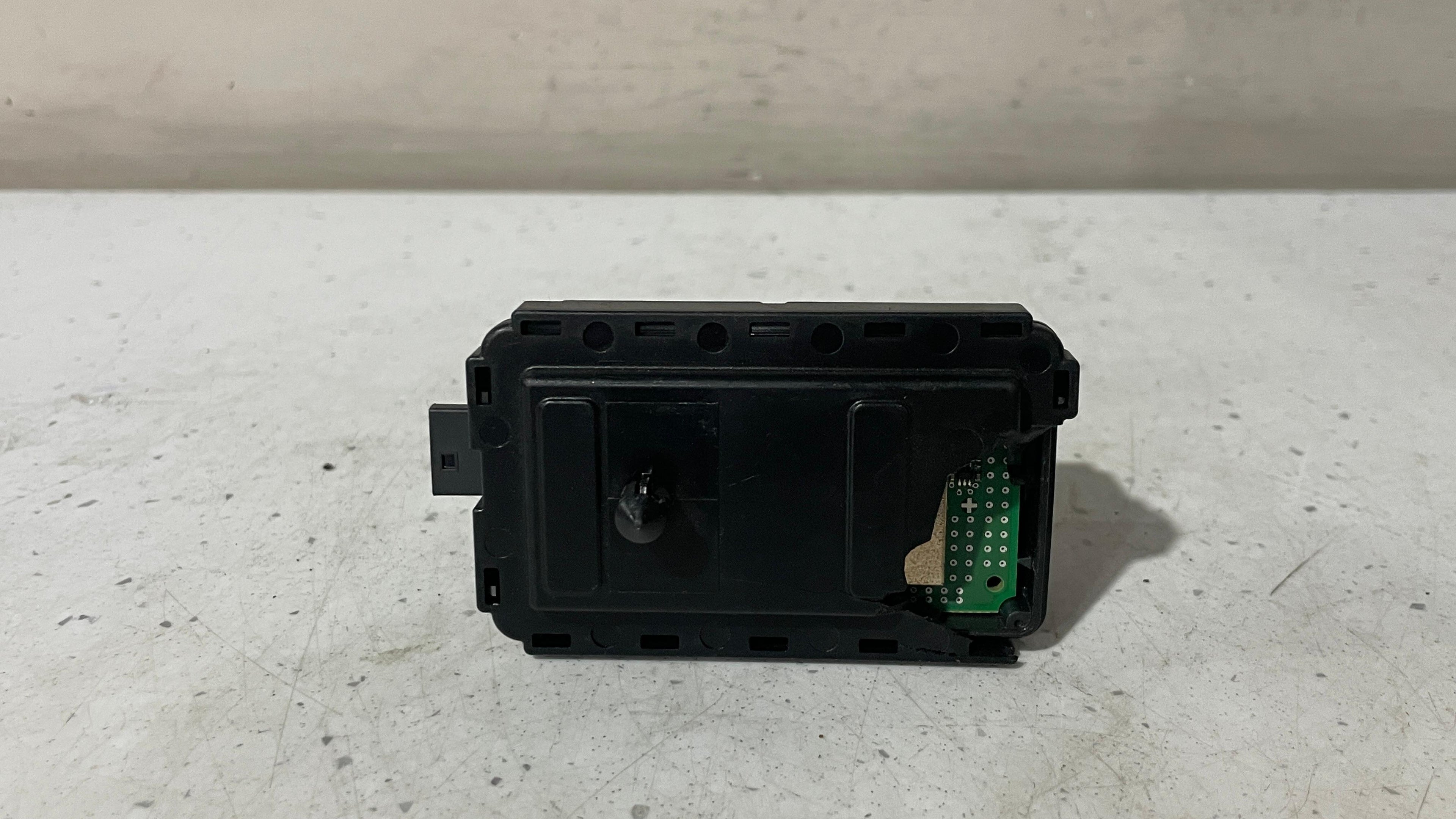 9397846-01 BMW SERIES 3 RADIO CONTROL MODULE