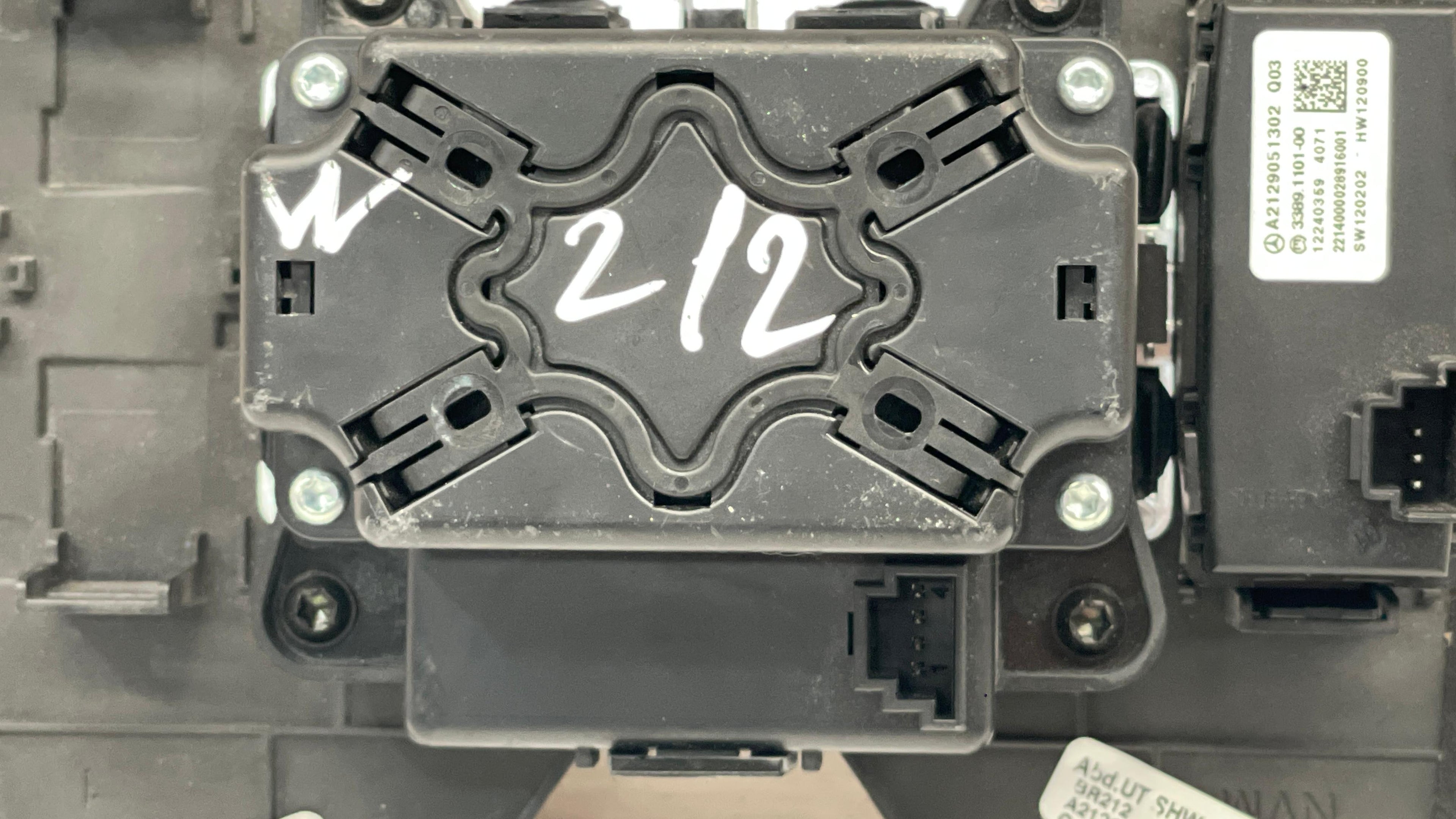 A2129007619 MERCEDES W212 MULTIMEDIA CONTROL SWITCH