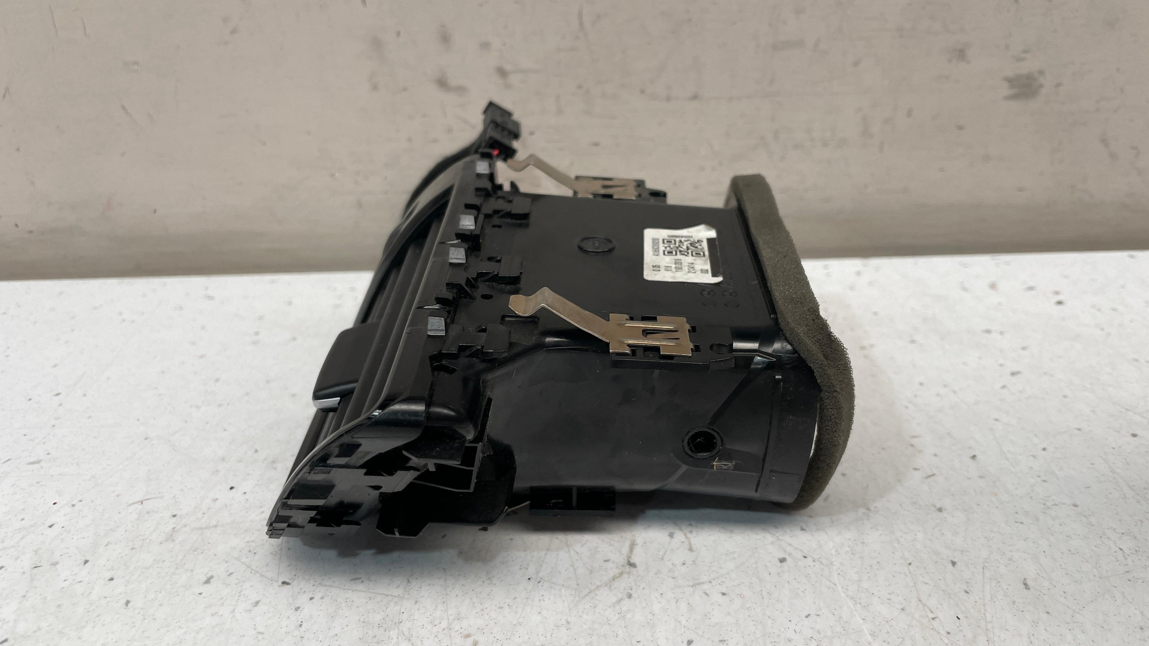 A1668309200 MERCEDES GLE W166 DASHBOARD AIR VENT GRILL TRIM