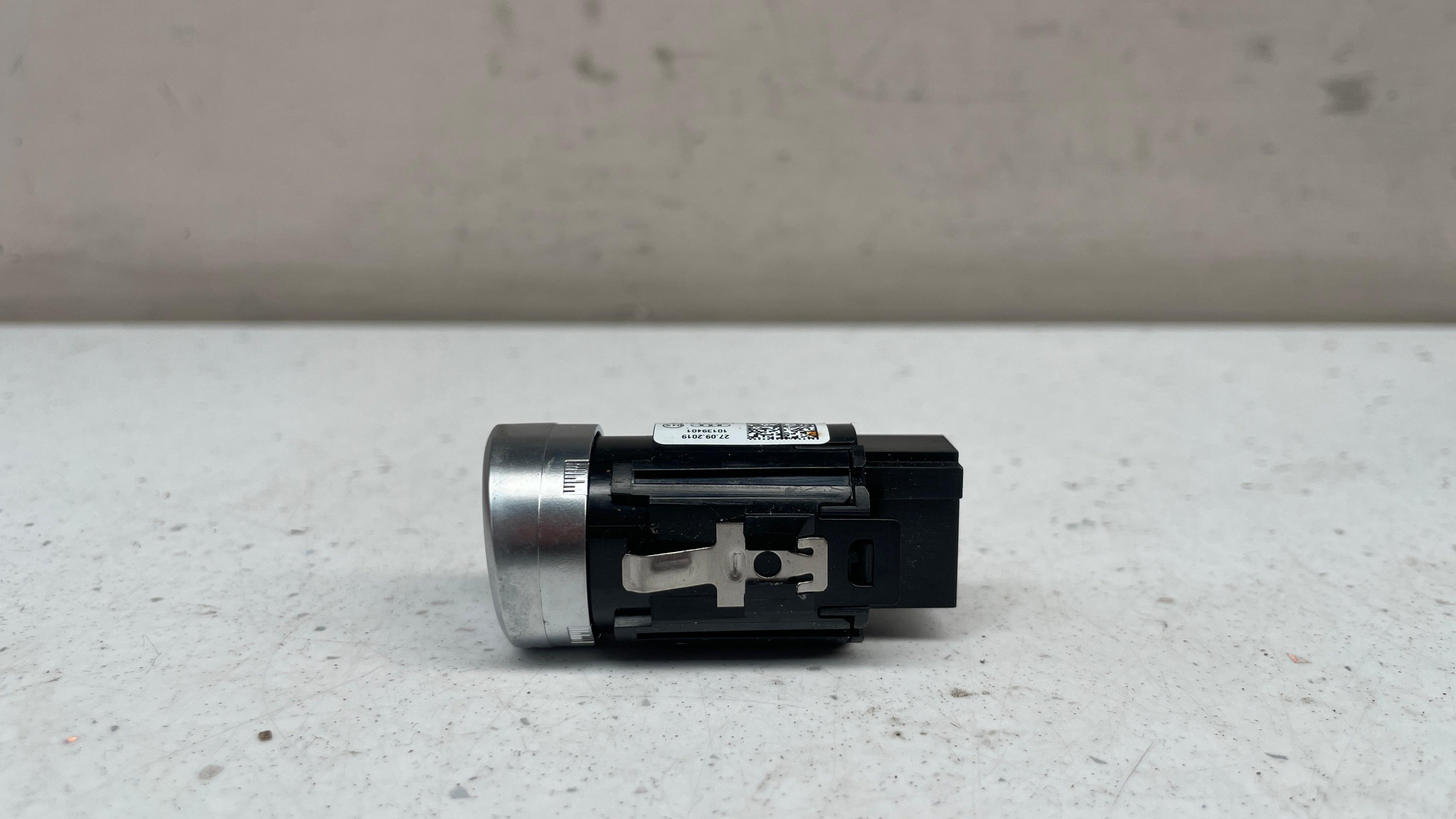 8W2905217F AUDI A4 ENGINE START STOP SWITCH BUTTON