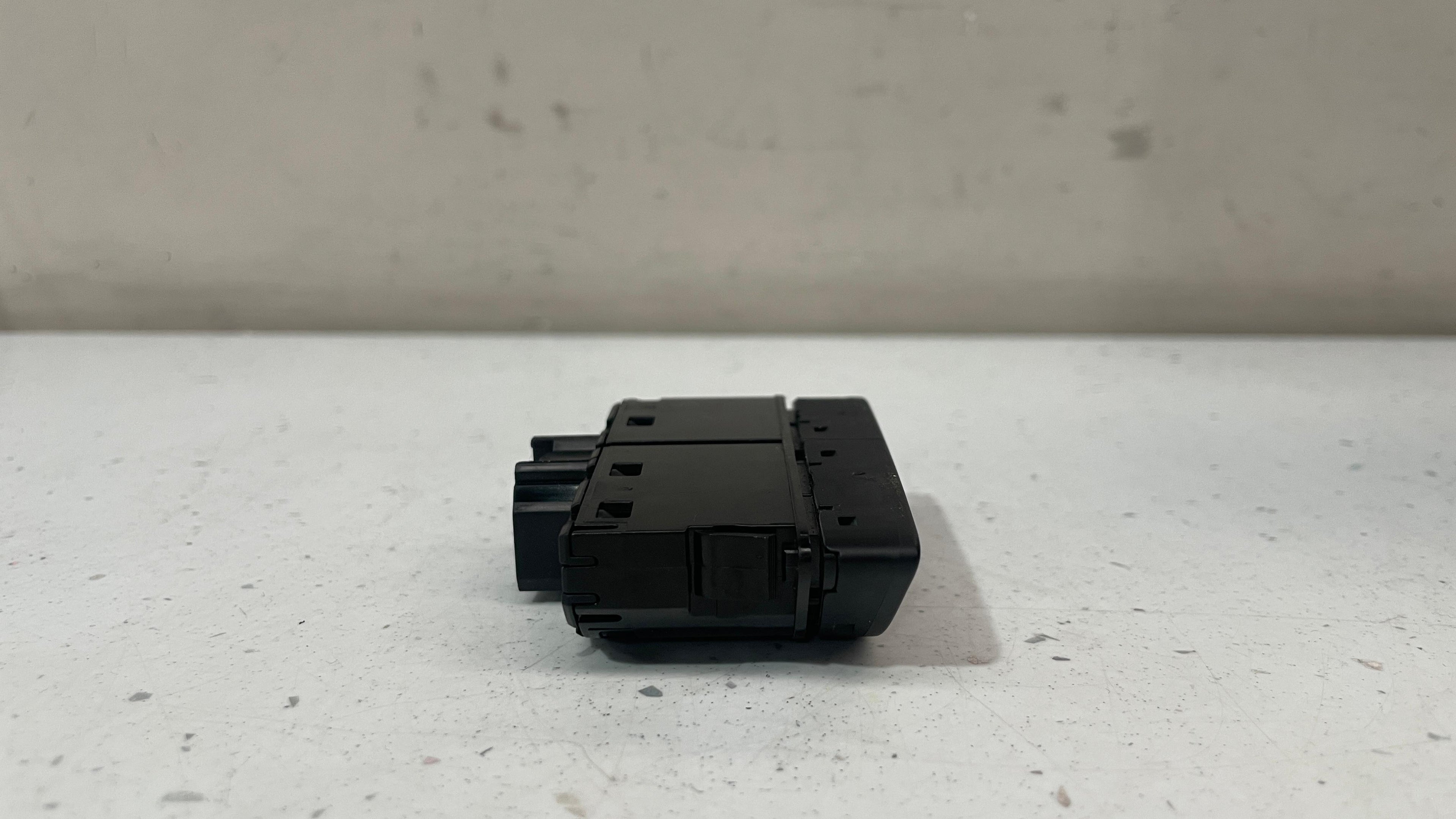 AM5T-18K574AC FORD FOCUS WINDSCREEN HEATER SWITCH