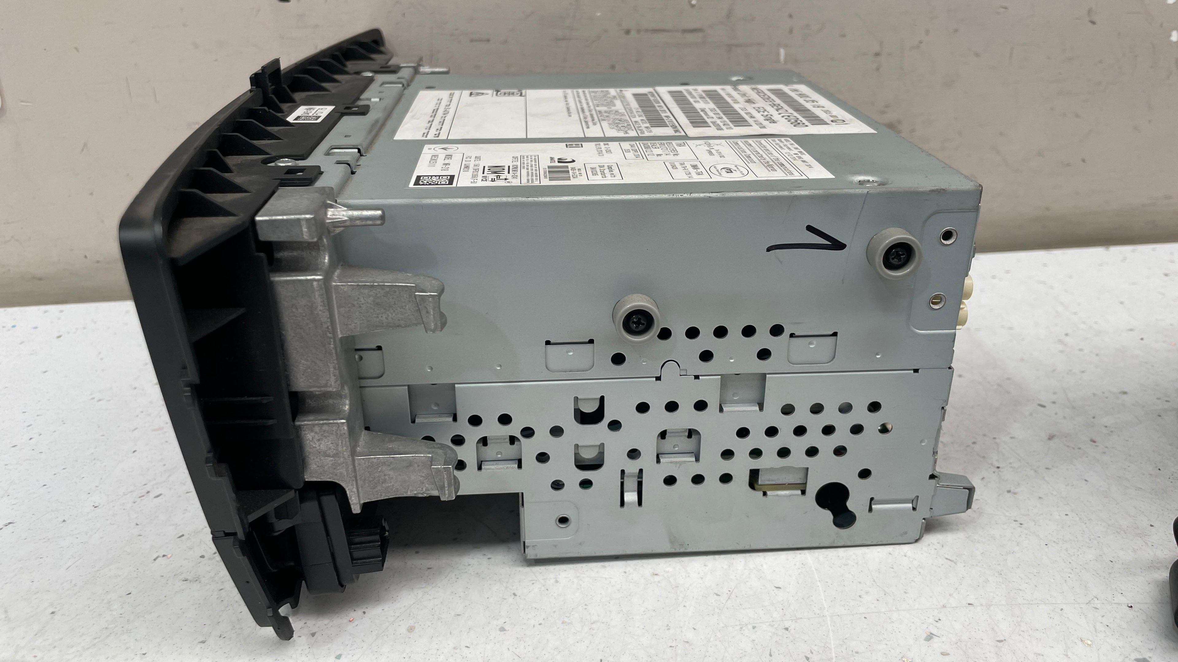 A1669003519  MERCEDES W166 RADIO SYSTEM HEAD UNIT