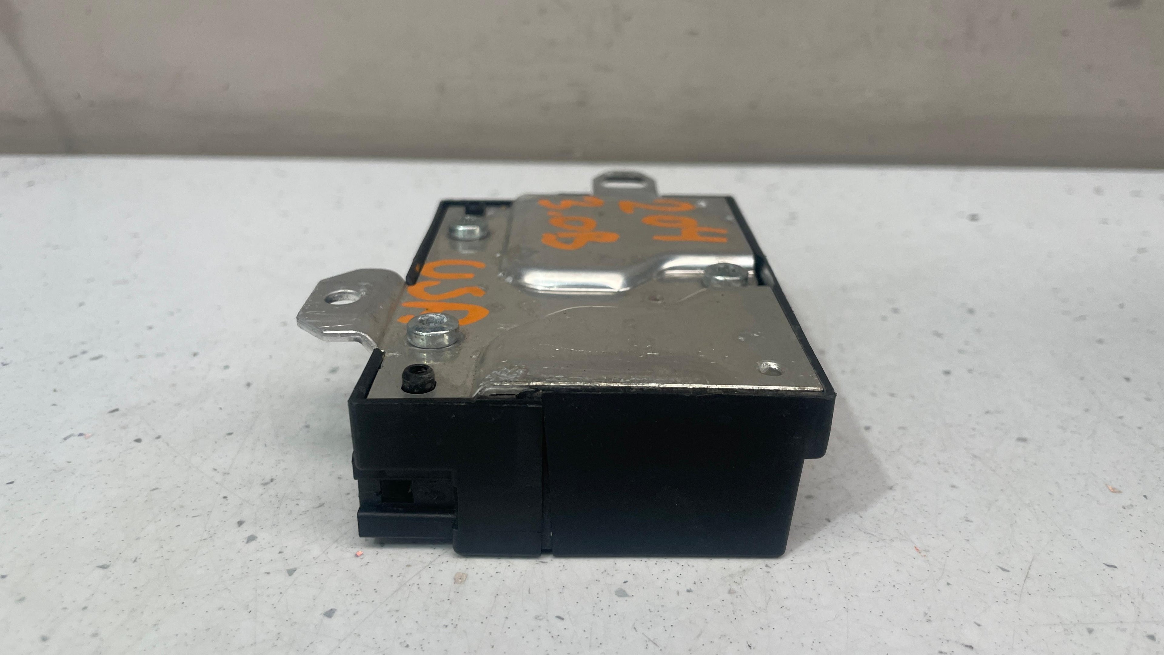 A2215401601 MERCEDES W204 FUEL POMP CONTROL UNIT