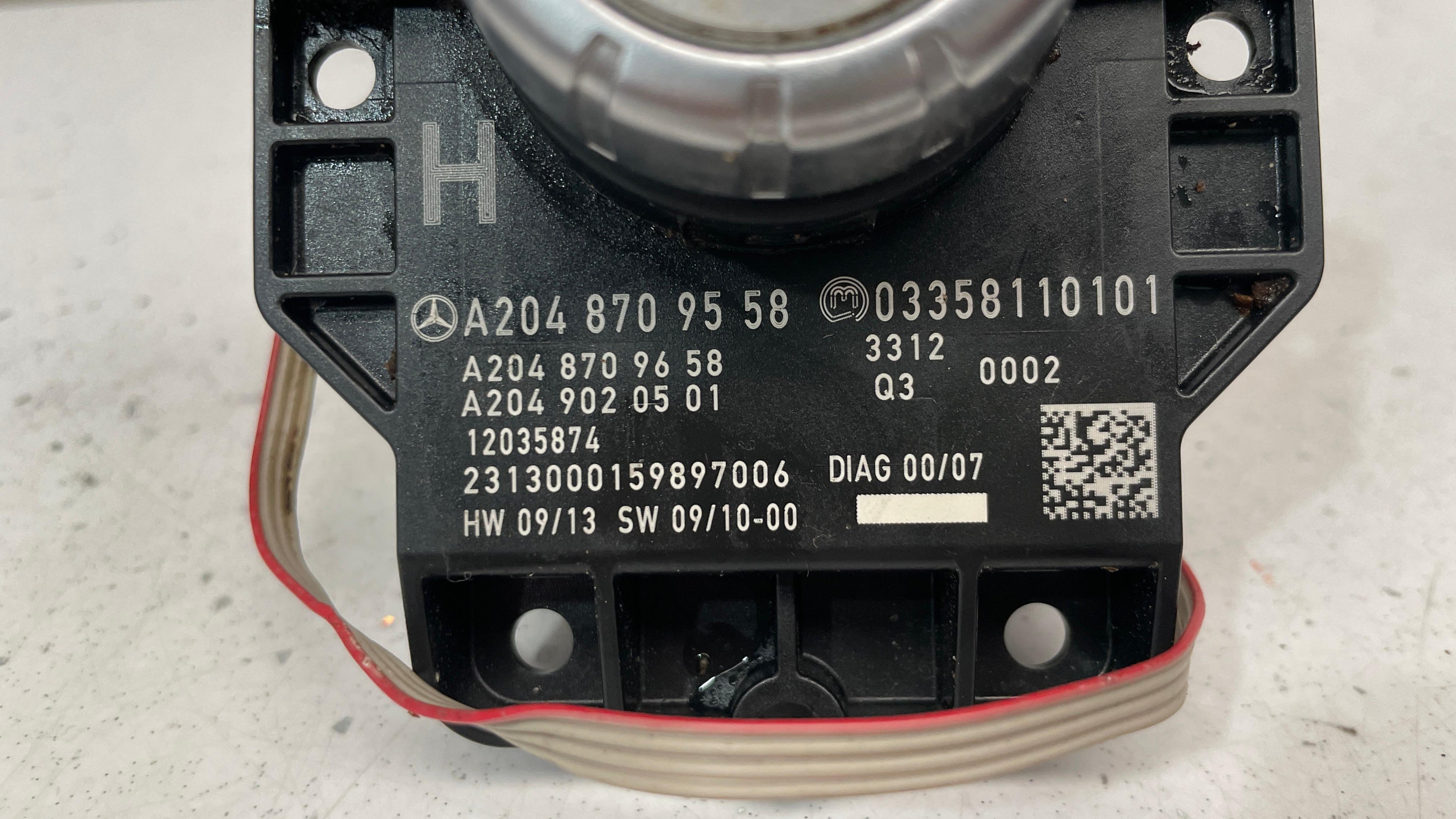 A2048709558  MERCEDES W204 MULTIMEDIA CONTROLLER SWITCH