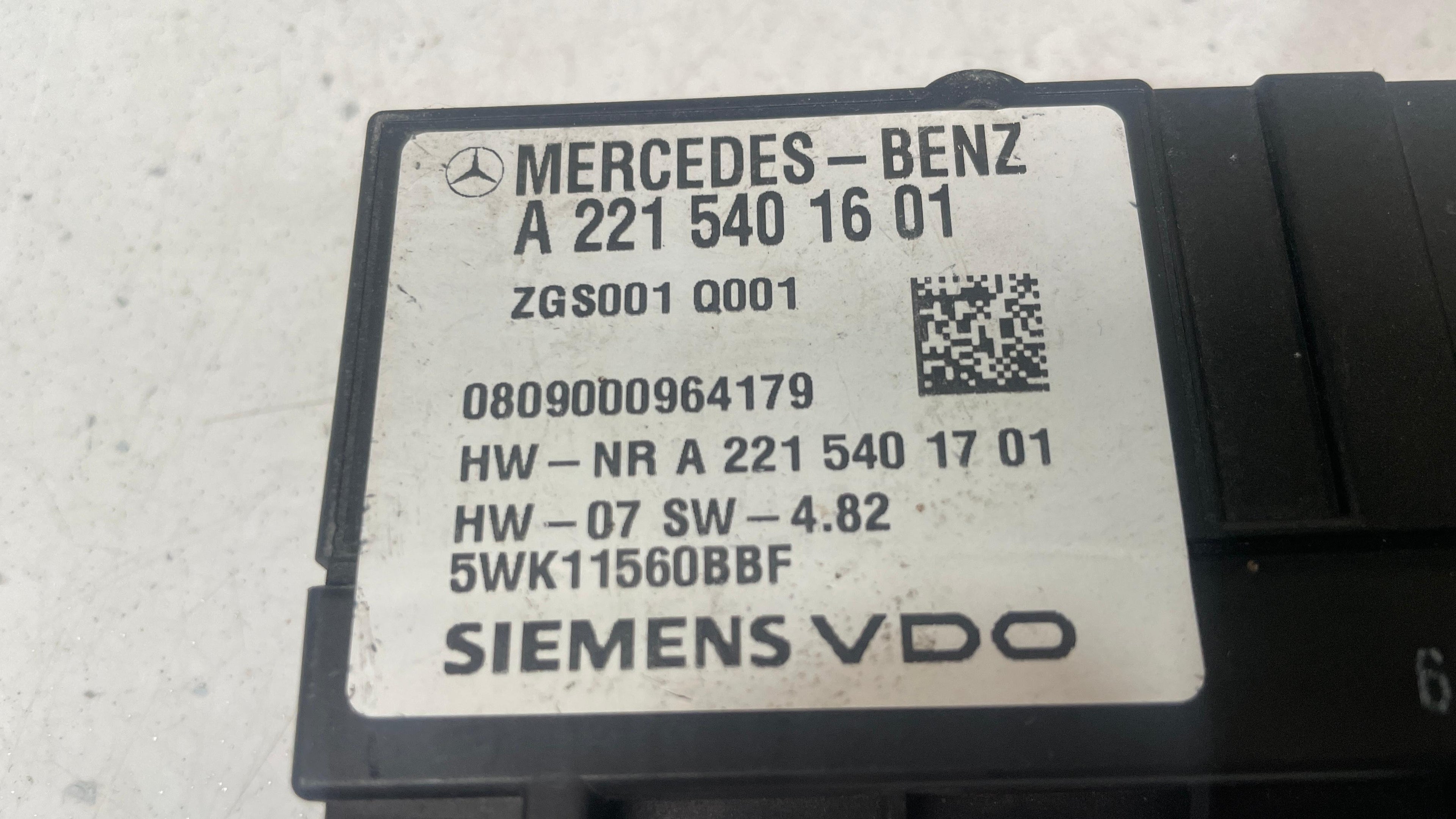 A2215401601 MERCEDES W204 FUEL POMP CONTROL UNIT