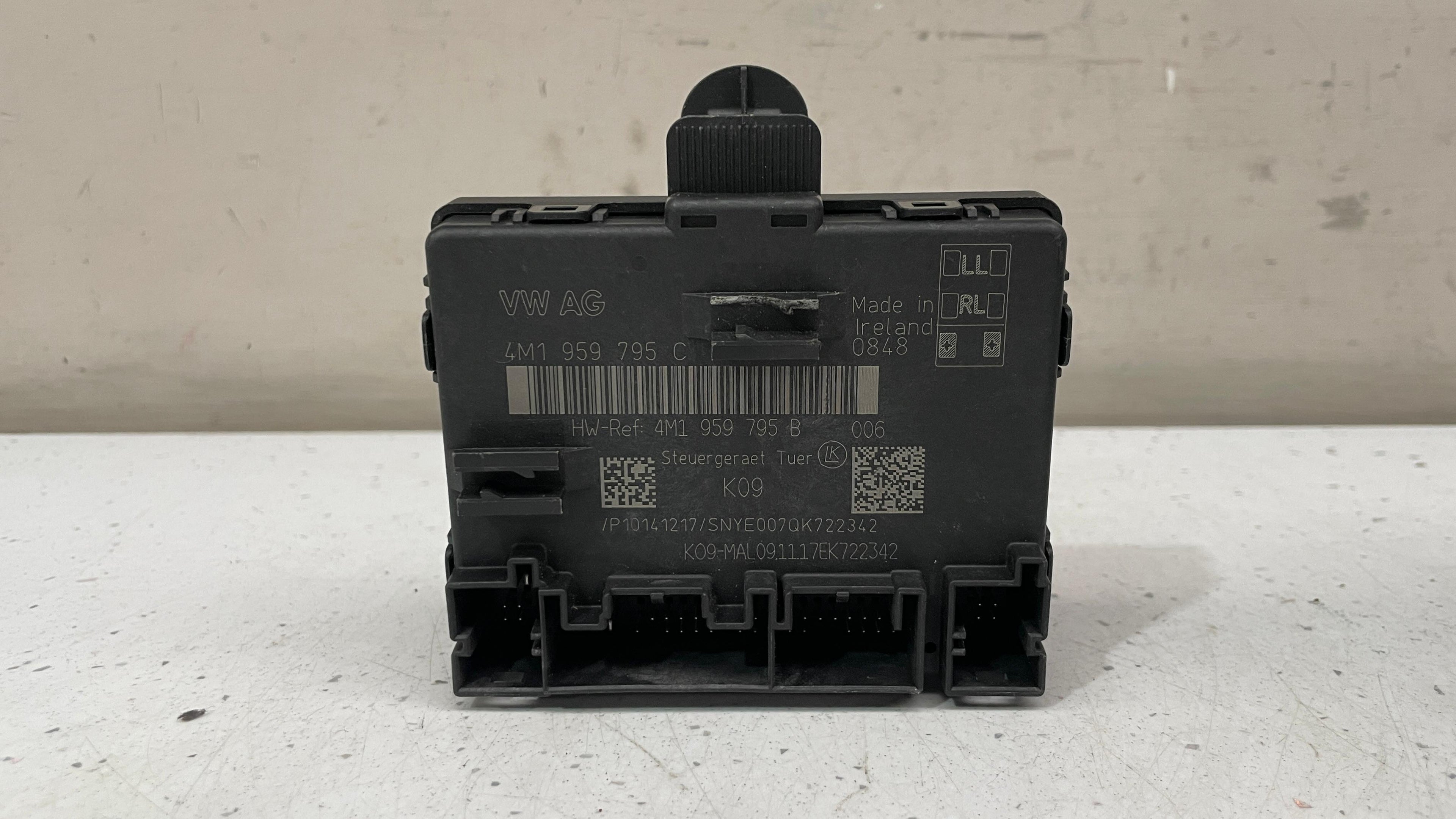 4M1959795C PORSCHE PANAMERA REAR DOOR CONTROL