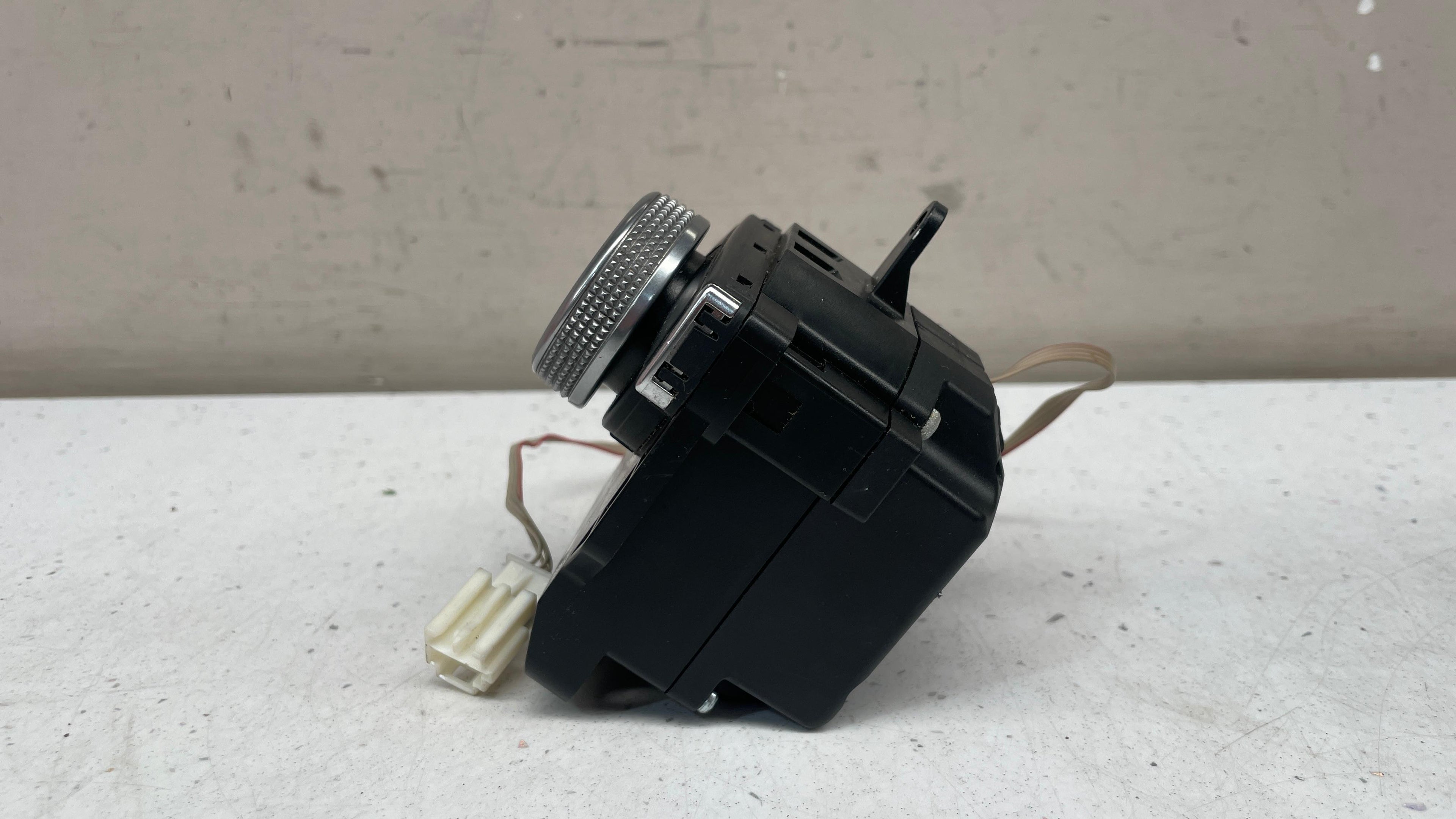 A2048700579 MERCEDES W204 COMAND NAVI CONTROLLER