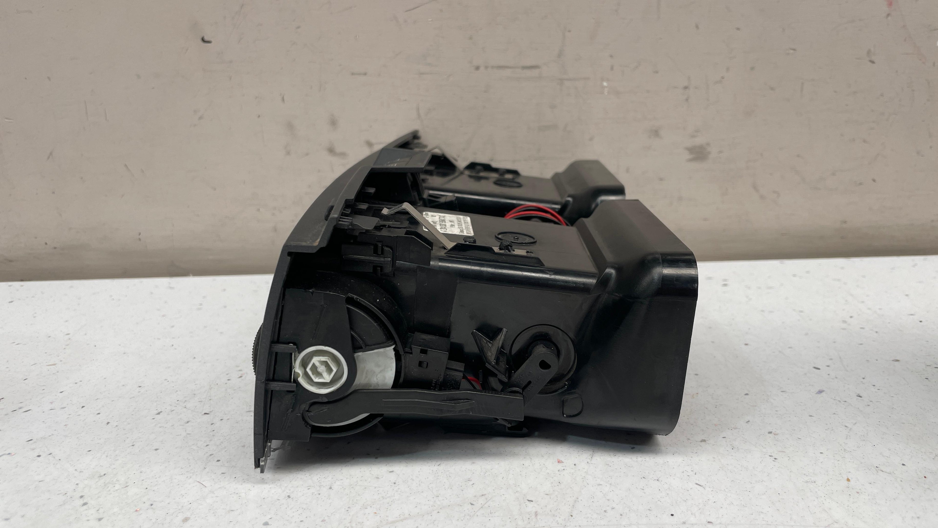 A2048305854 MERCEDES W204 FRONT DASHBOARD AIR VENT