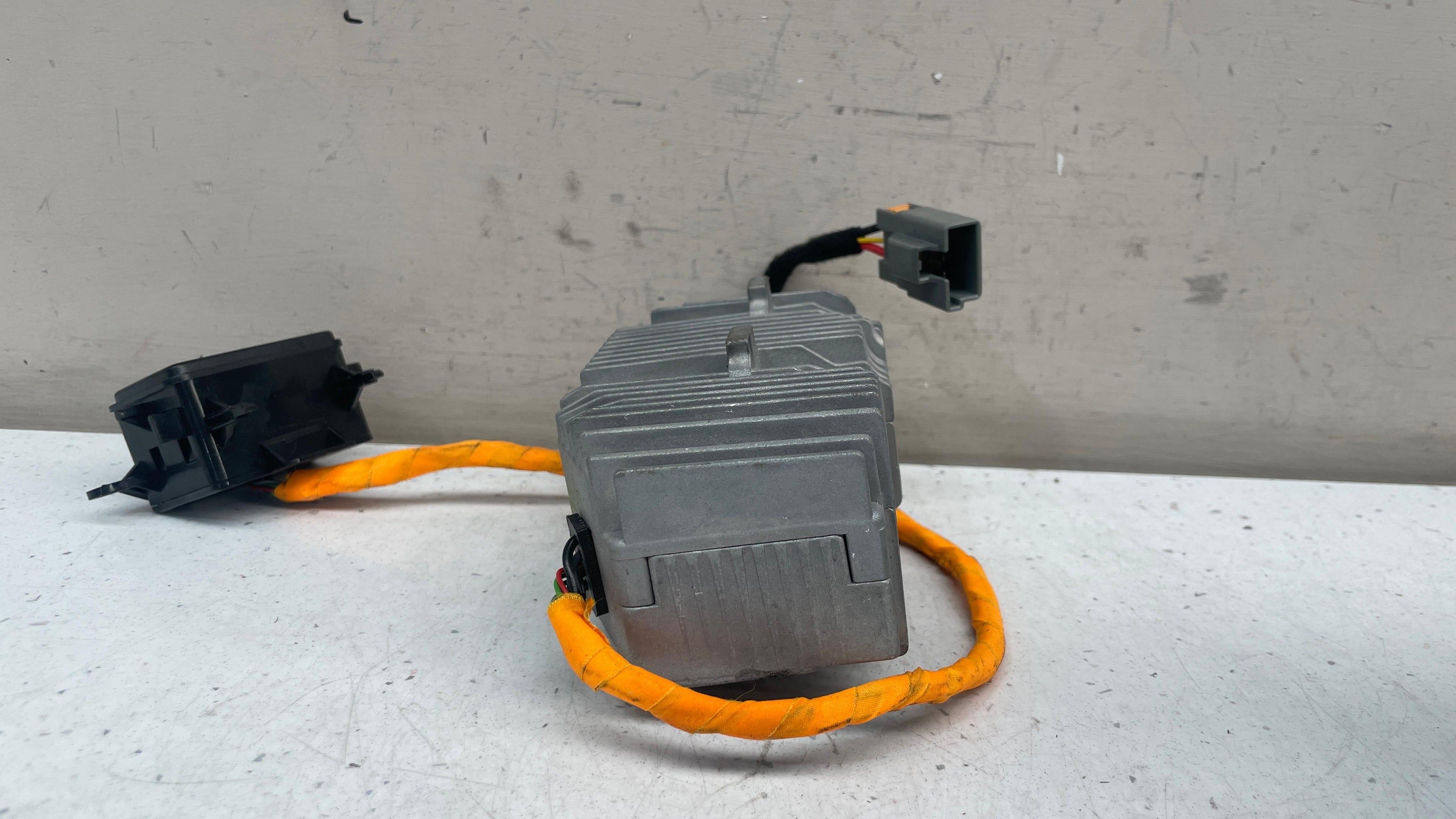 31443823 VOLVO XC60 VOLTAGE CONVERTER UK TYPE SOCKET