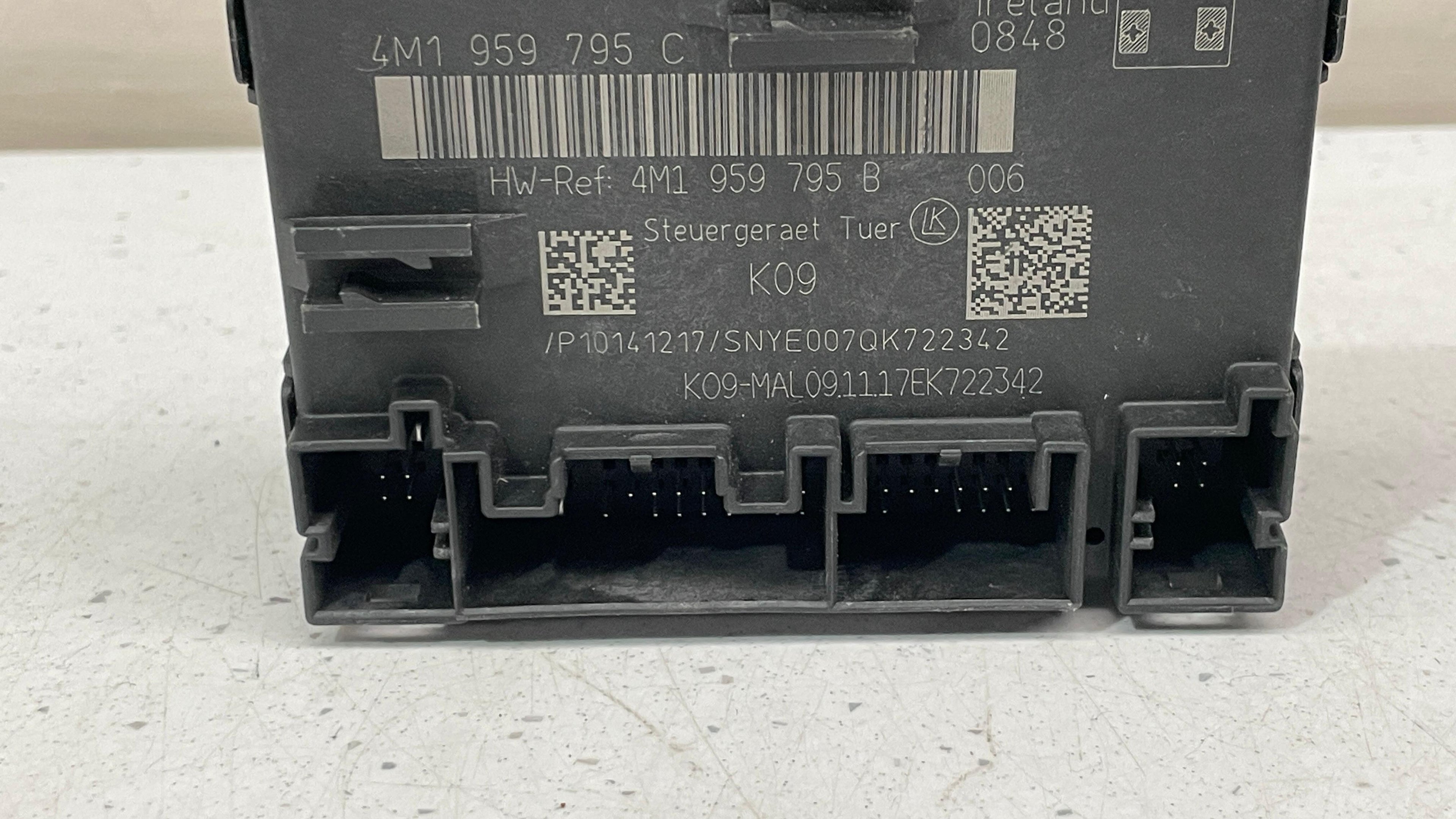 4M1959795C PORSCHE PANAMERA REAR DOOR CONTROL