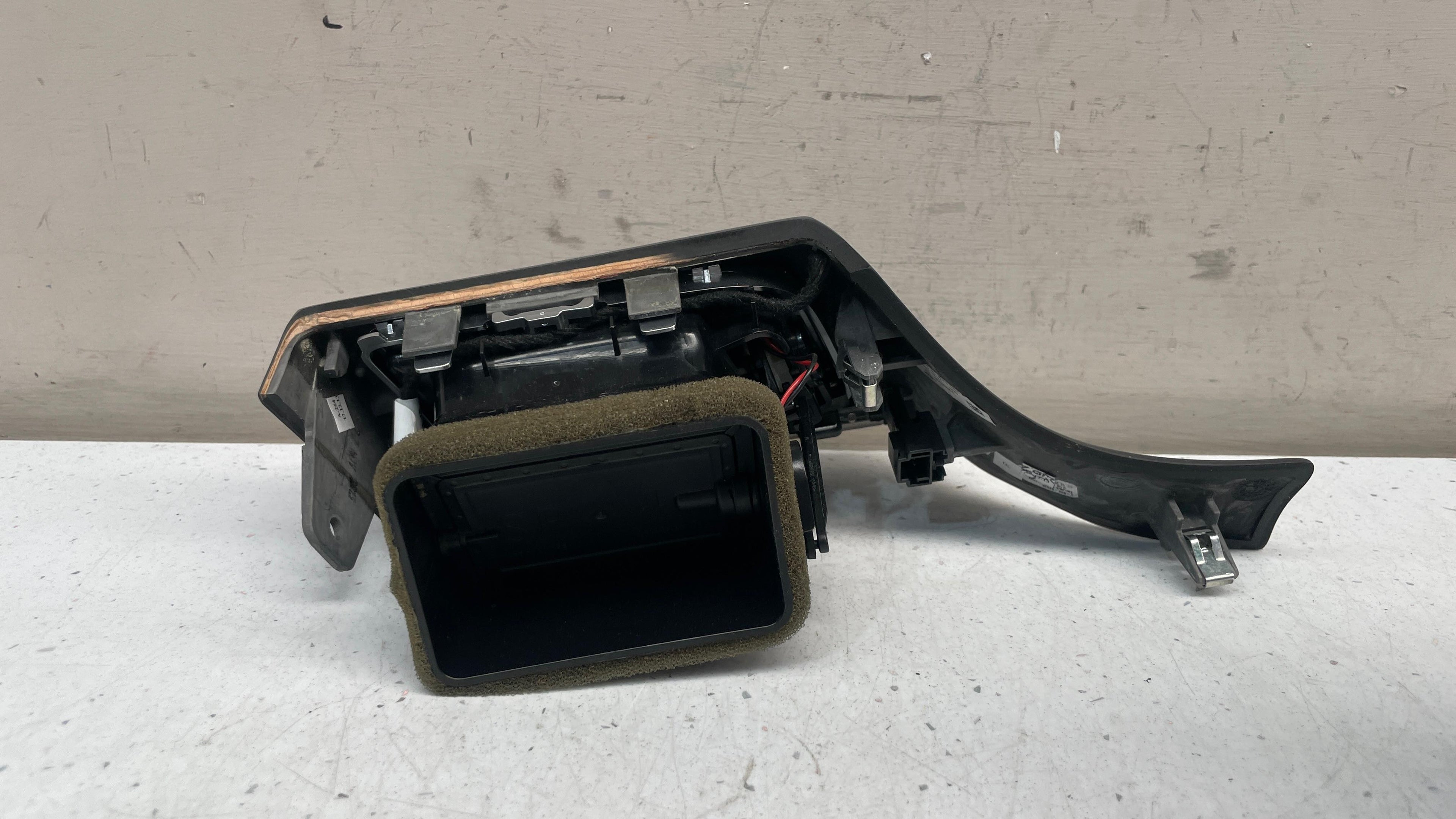 A2188301054 MERCEDES W218 CENTER CONSOLE AIR VENT