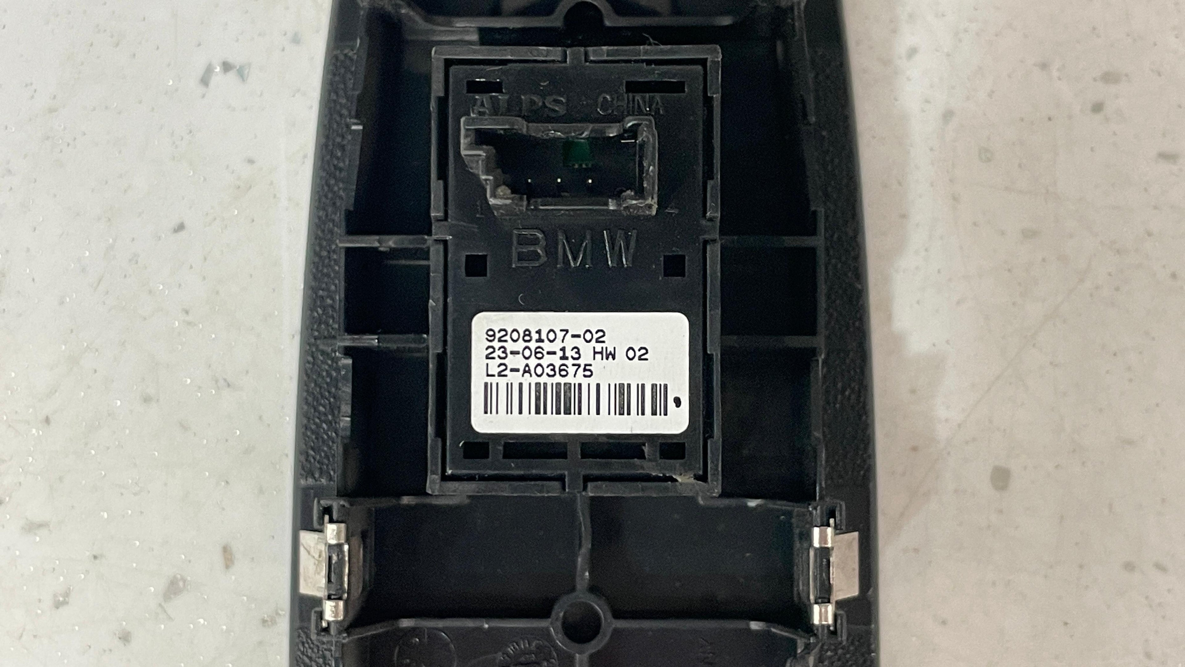 9208107-02 BMW SERIES 1 WINDOW SWITCH PASSENGERS SIDE
