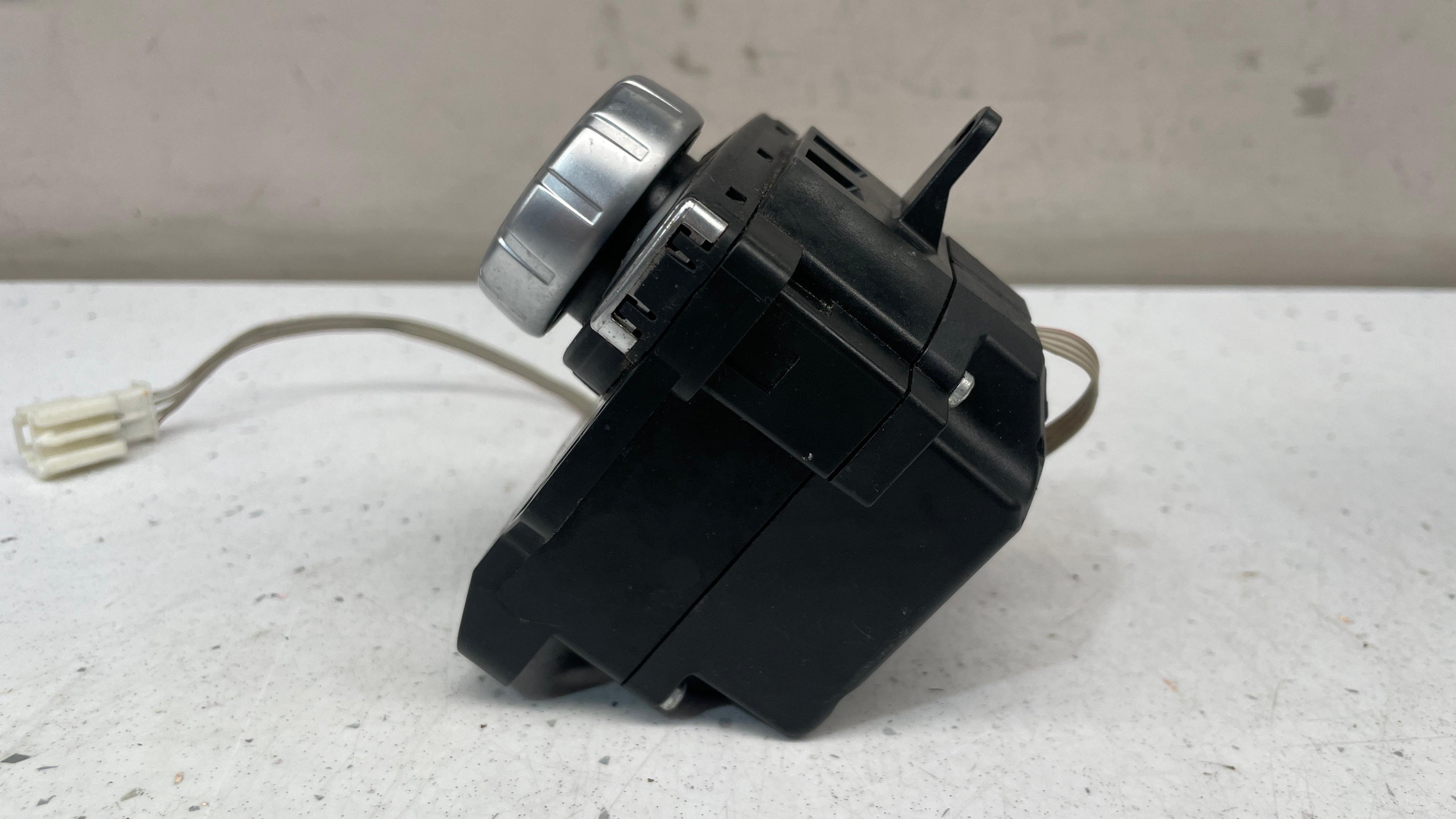 A2048709758 MERCEDES W204 CENTER CONSOLE NAVIGATION CONTROL SWITCH