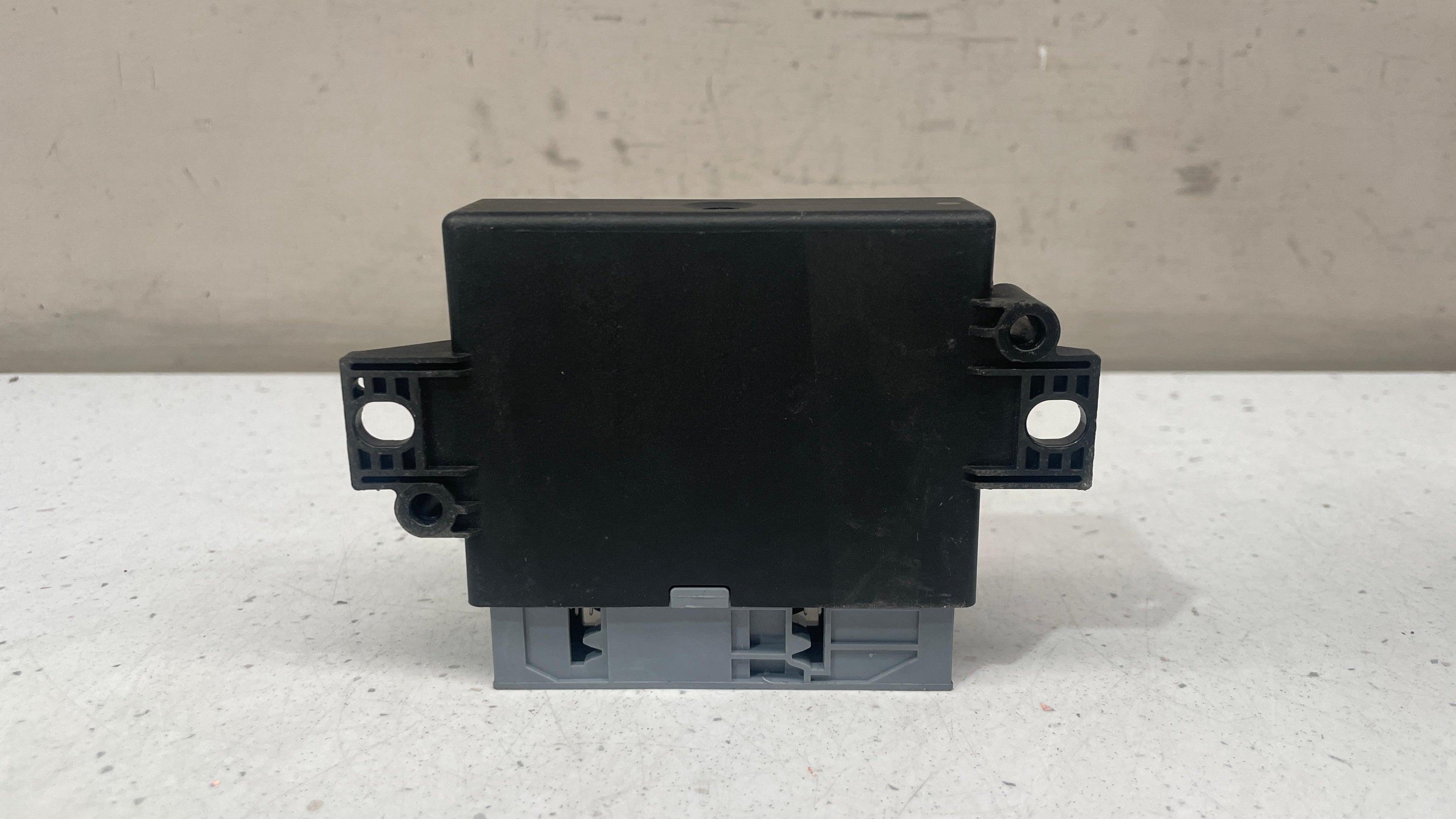 A0009006713  MERCEDES PARKING DISTANCE SENSOR CONTROL UNIT