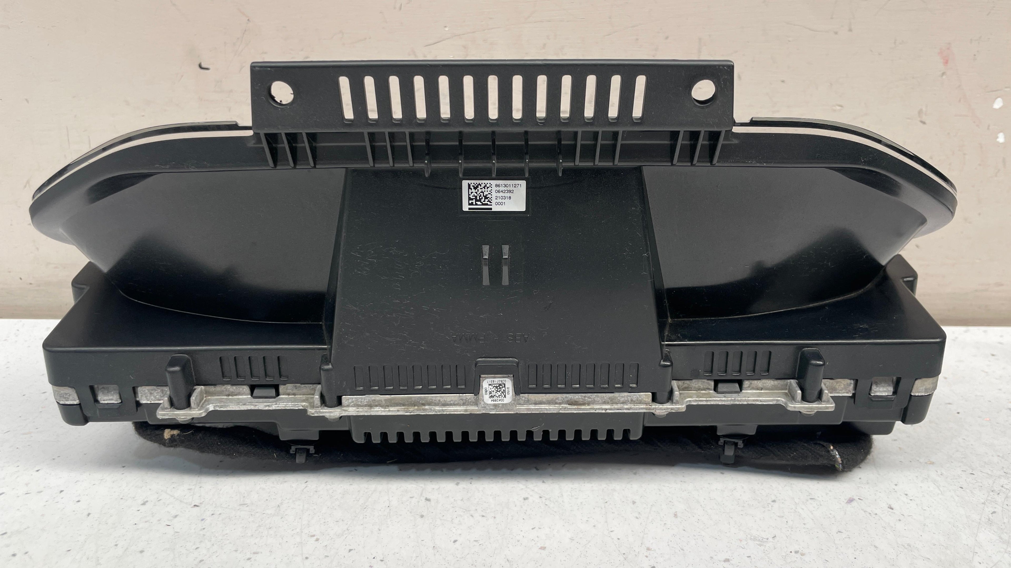 P32233969 VOLVO XC90 SPEEDOMETER INSTRUMENT CLUSTER PANEL