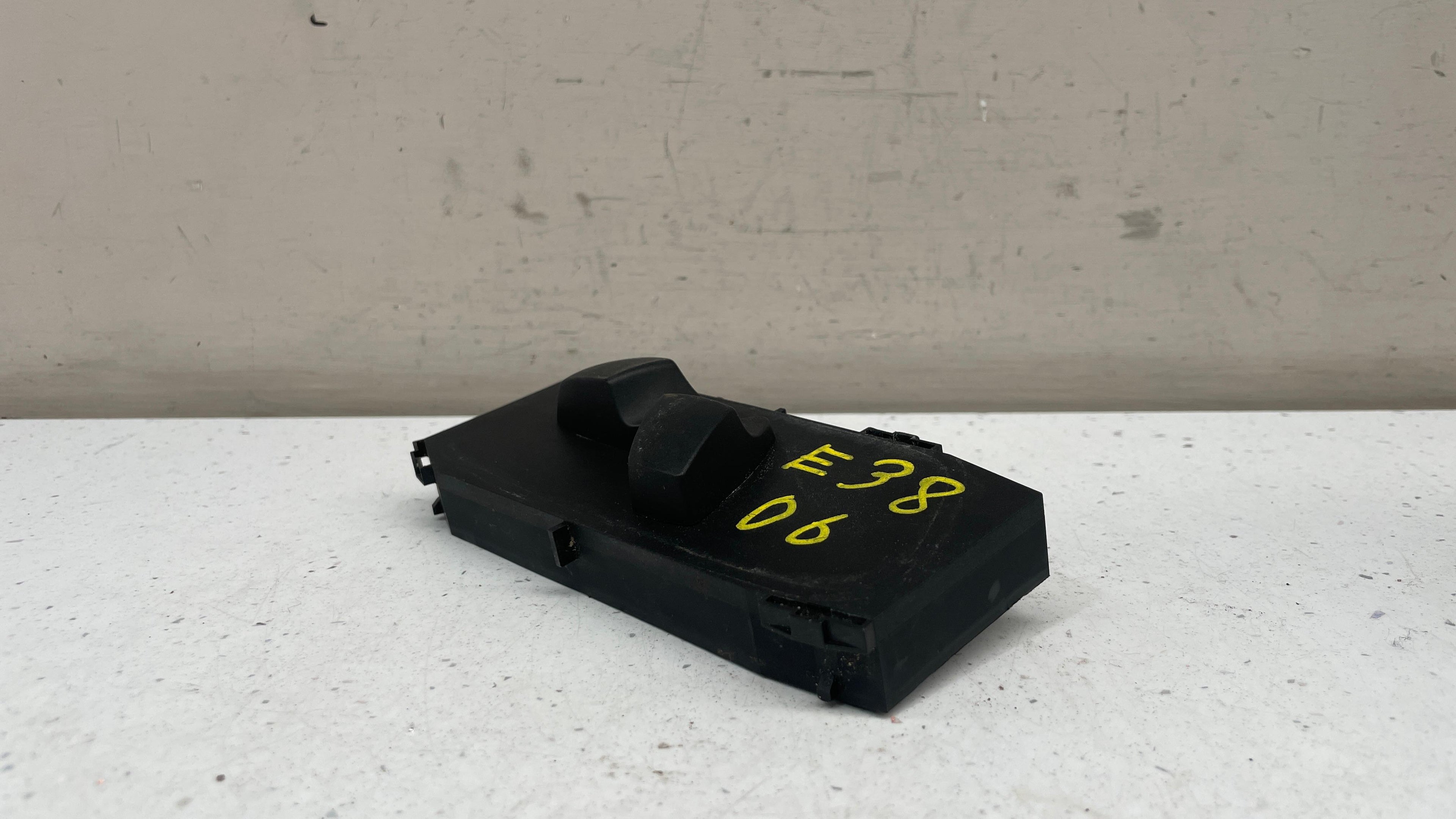 6972656 BMW E38 CONVERTIBLE FRONT PASSENGER SEAT CONTROL SWITCH