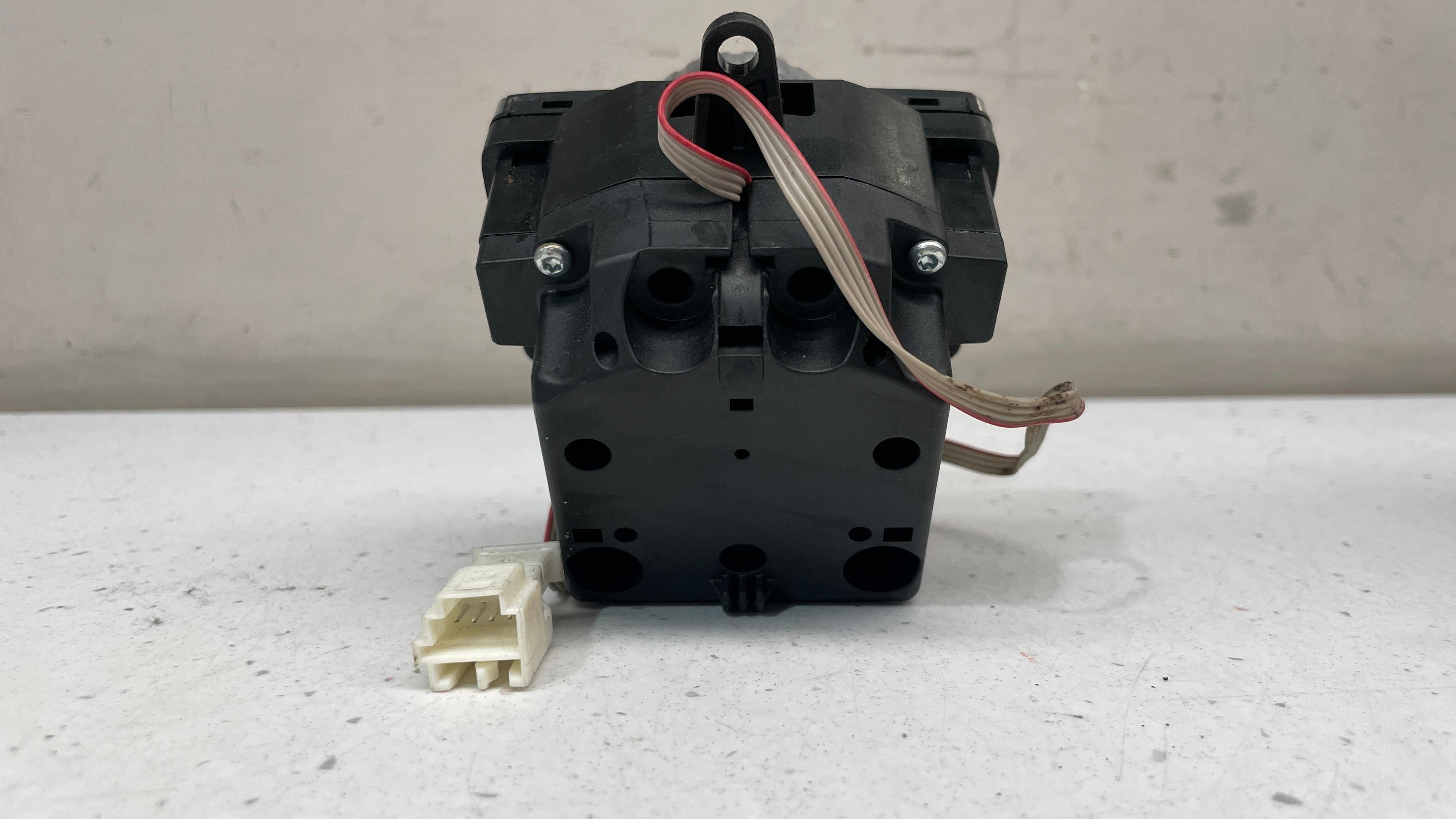 A2048709558  MERCEDES W204 MULTIMEDIA CONTROLLER SWITCH