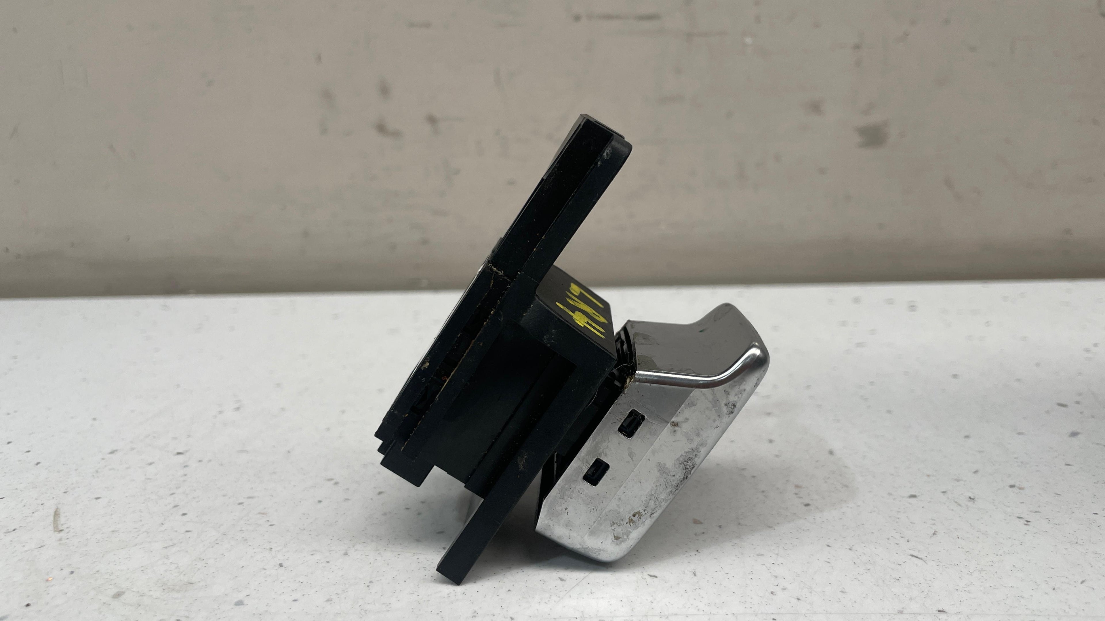 AH22-15K850-AD LAND ROVER DISCOVERY 4 PARKING BRAKE SWITCH