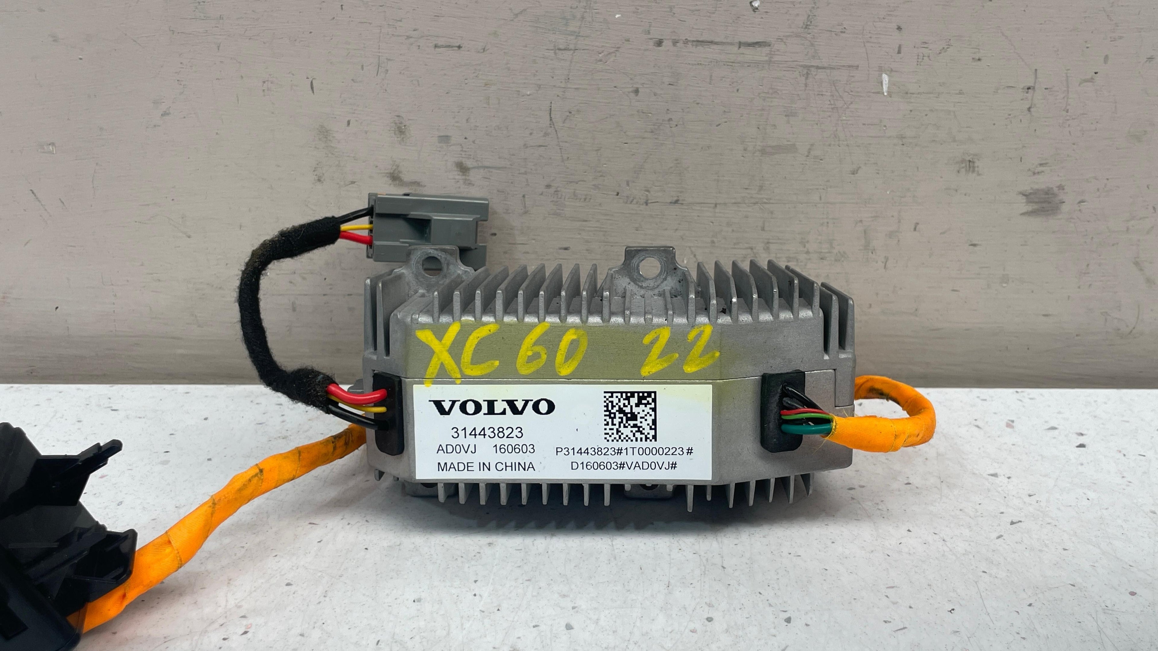 31443823 VOLVO XC60 VOLTAGE CONVERTER UK TYPE SOCKET