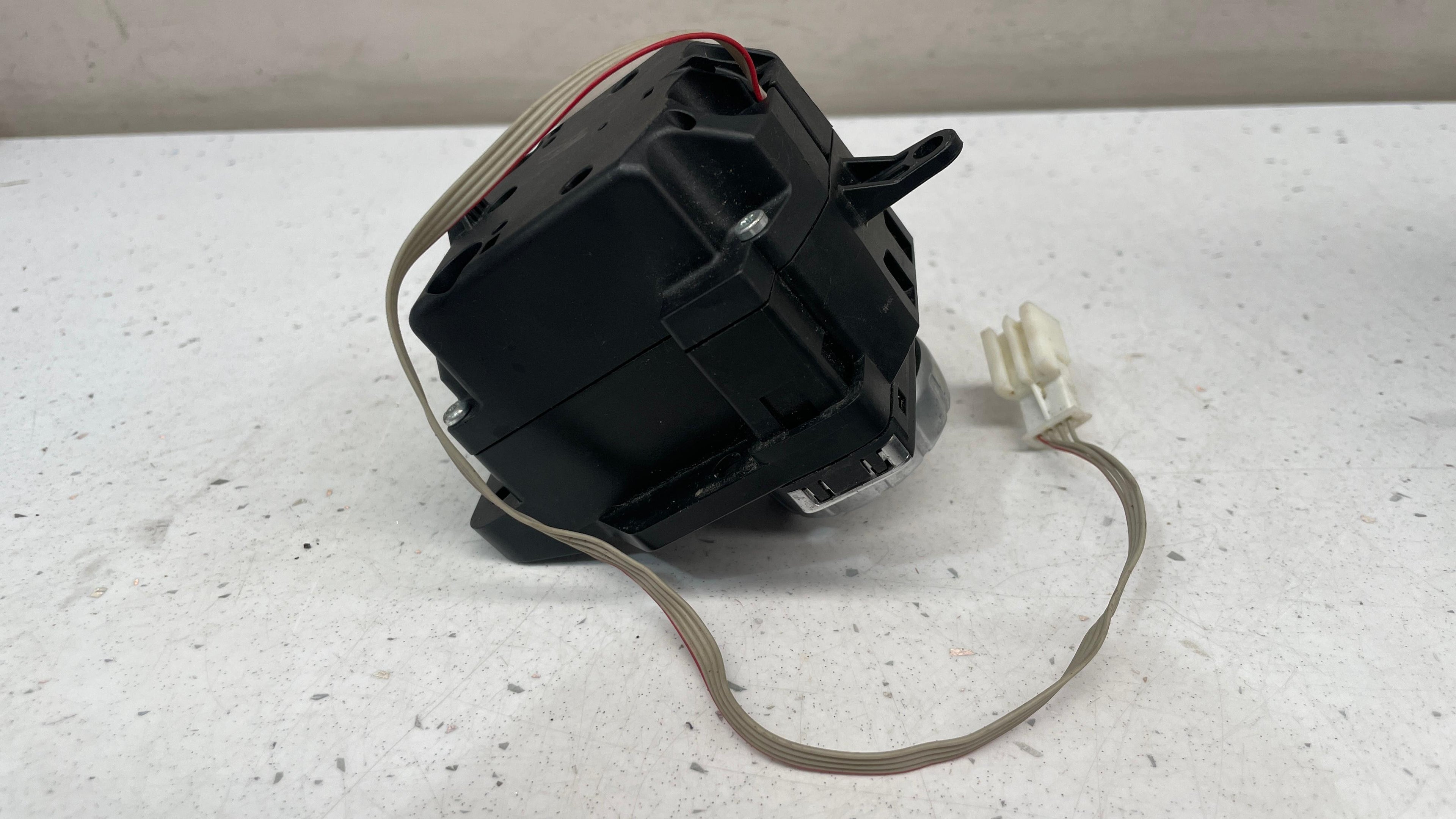 A2048709758 MERCEDES W204 CENTER CONSOLE NAVIGATION CONTROL SWITCH