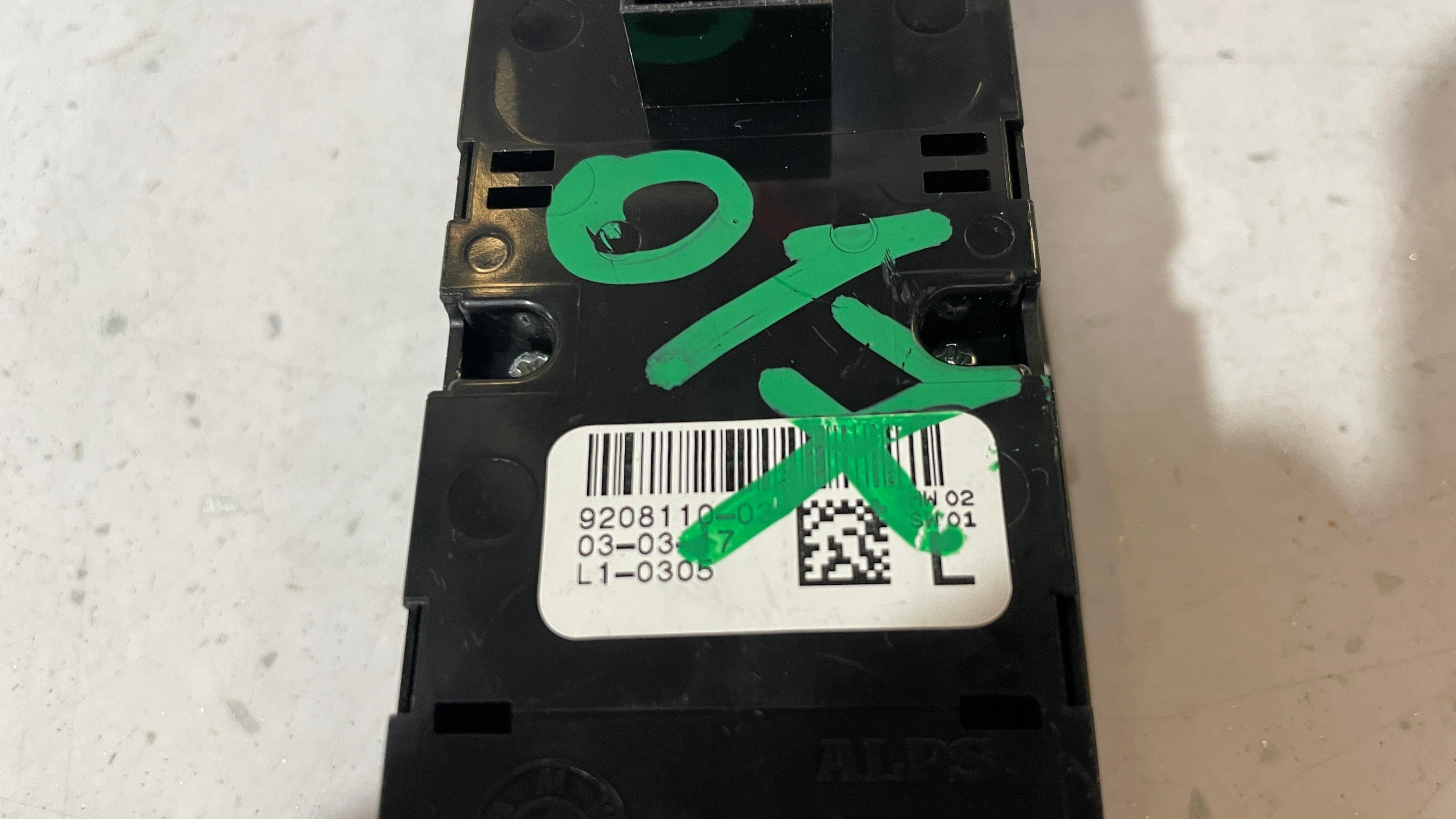 9208110-03 BMW SERIES 1 POWER WINDOW SWITCH