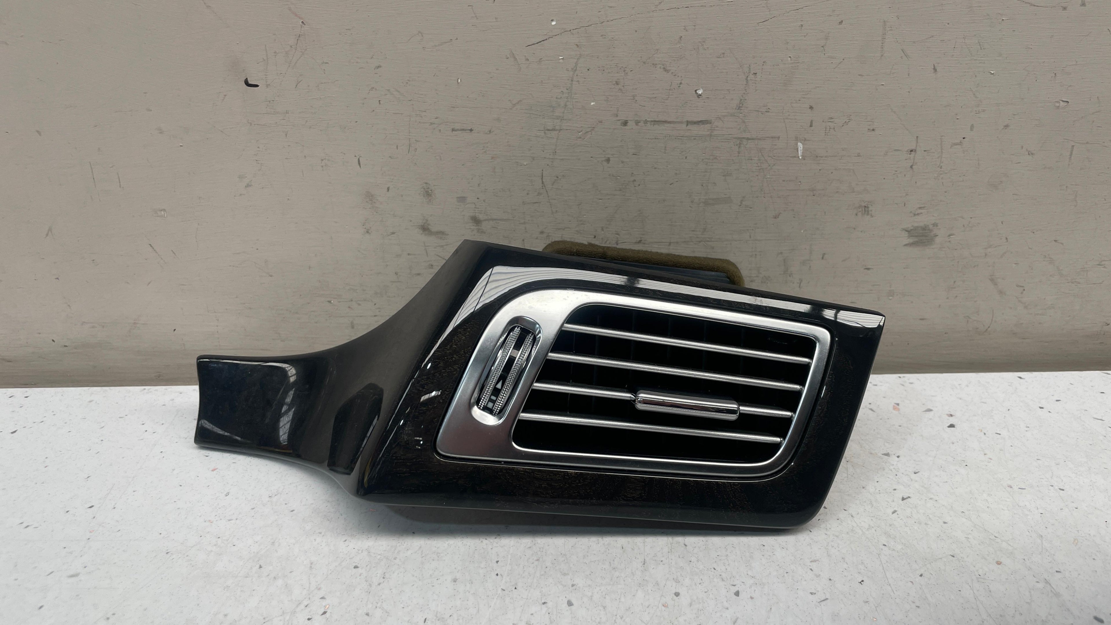 A2188301054 MERCEDES W218 CENTER CONSOLE AIR VENT