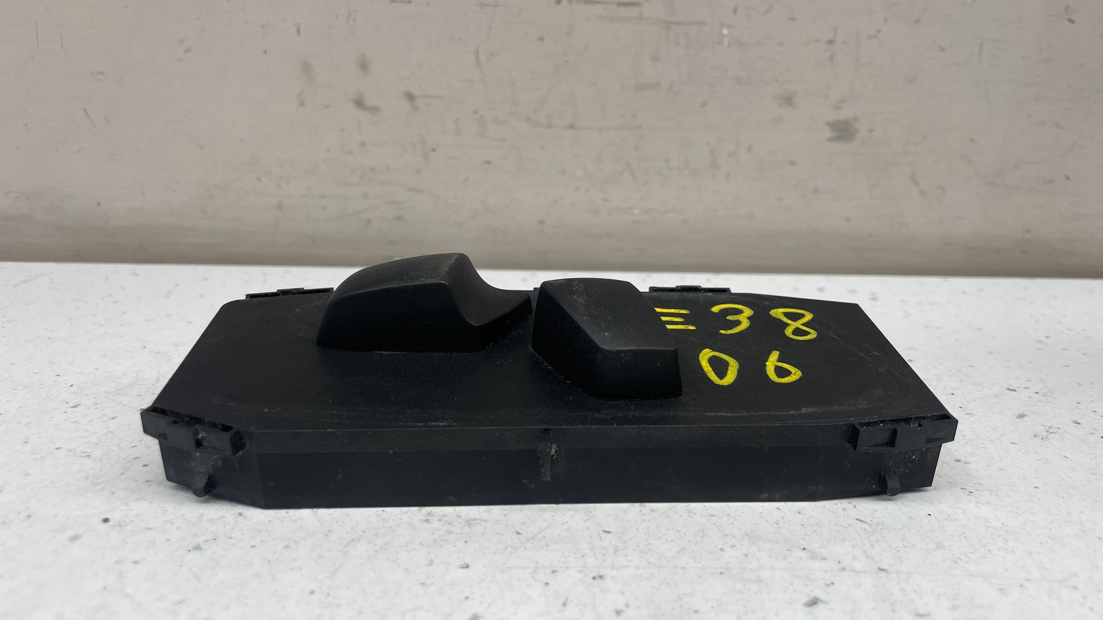 6972656 BMW E38 CONVERTIBLE FRONT PASSENGER SEAT CONTROL SWITCH
