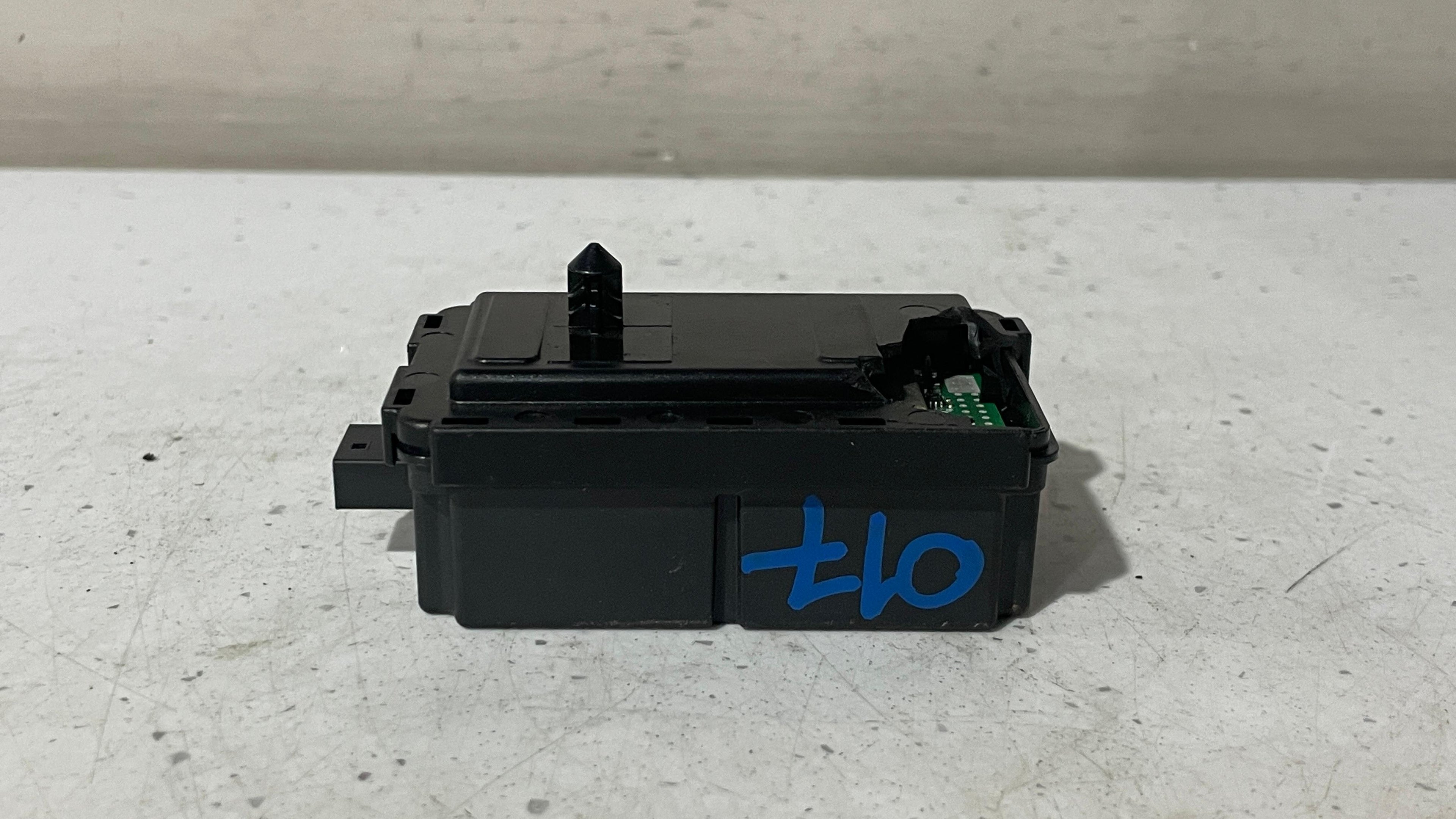 9397846-01 BMW SERIES 3 RADIO CONTROL MODULE