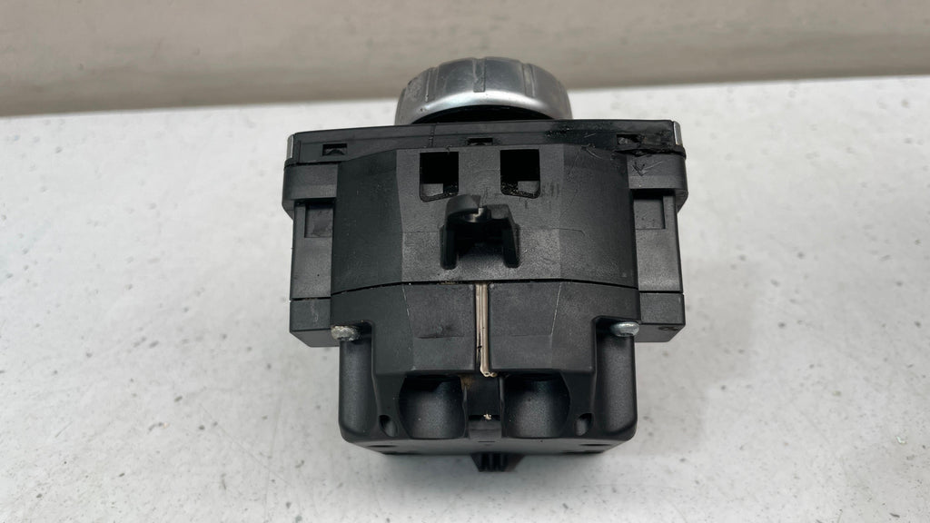 A2048709558  MERCEDES W204 MULTIMEDIA CONTROLLER SWITCH