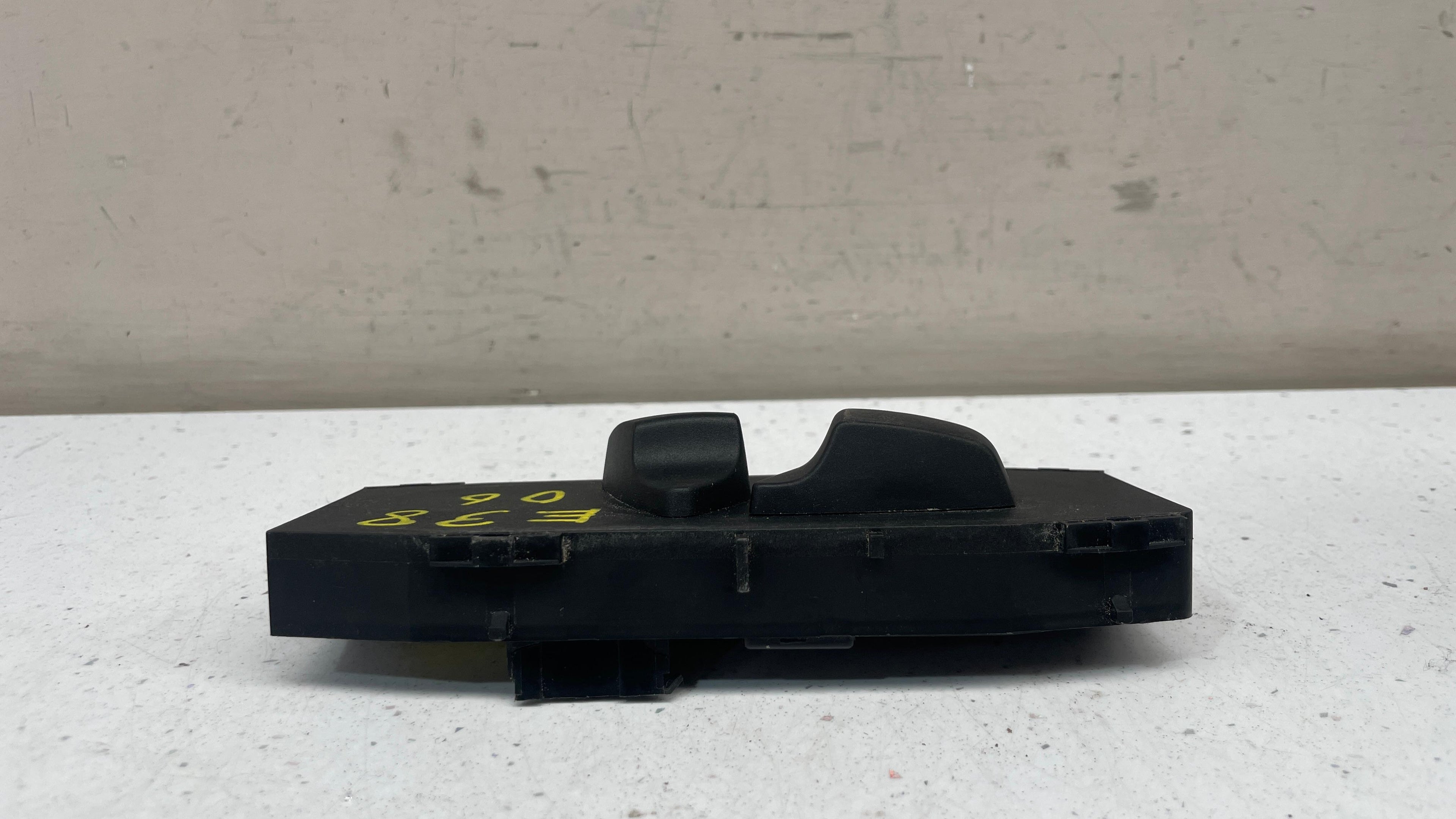 6972656 BMW E38 CONVERTIBLE FRONT PASSENGER SEAT CONTROL SWITCH