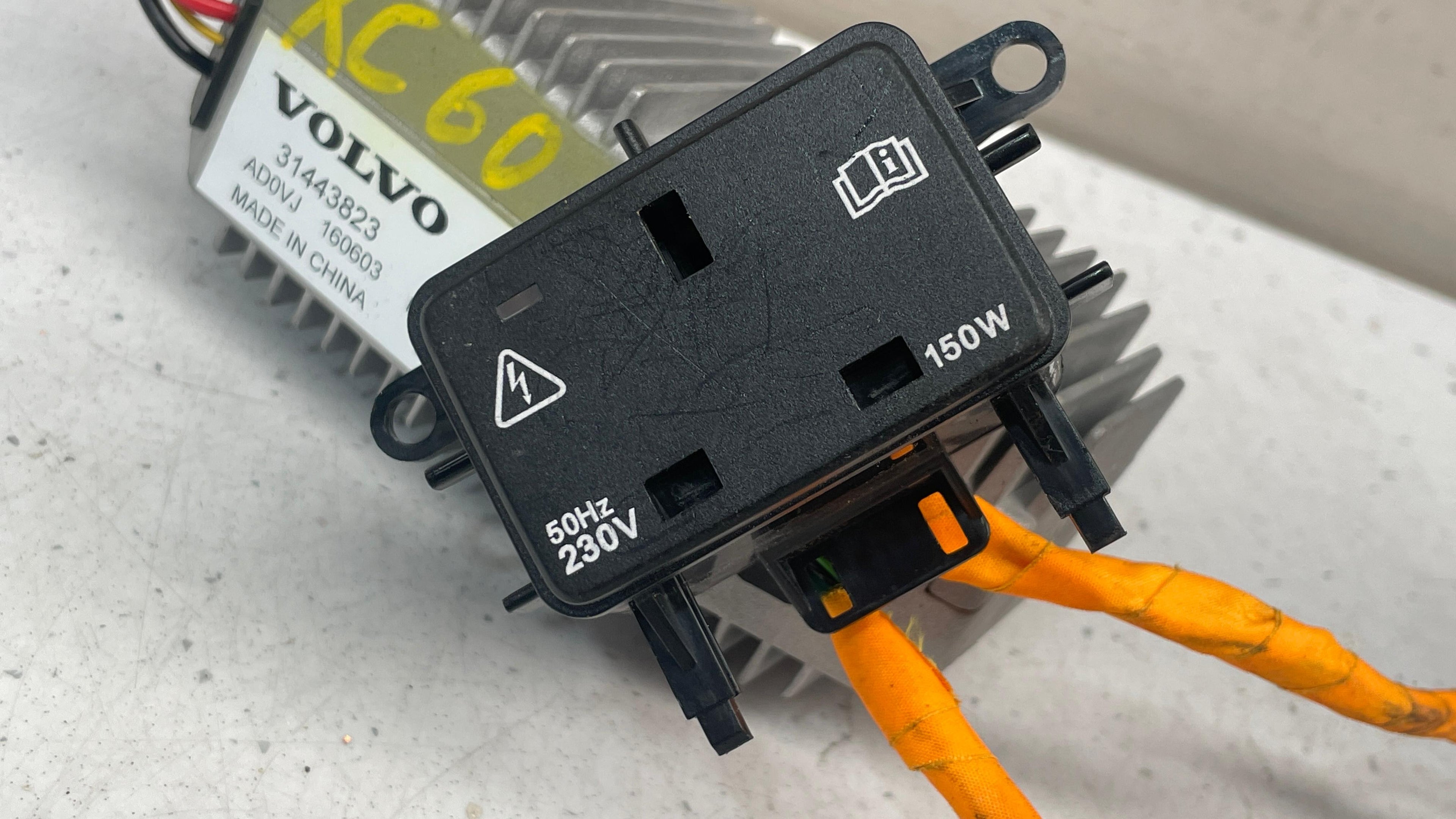 31443823 VOLVO XC60 VOLTAGE CONVERTER UK TYPE SOCKET