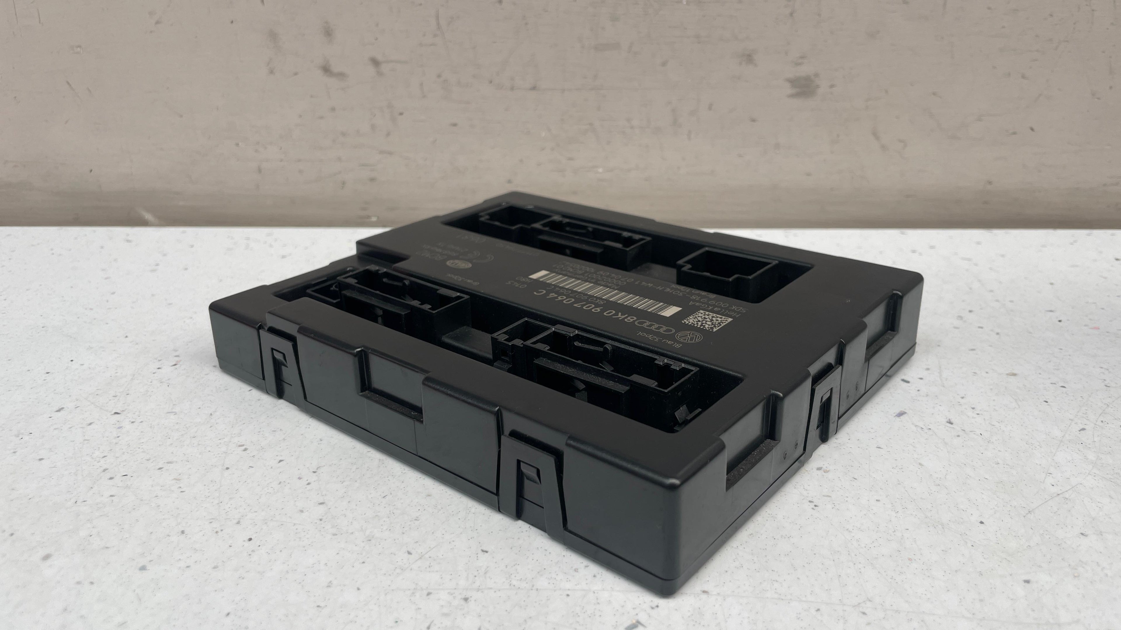 8K0907064C AUDI A4 CONVENIENCE MODULE DASHBOARD