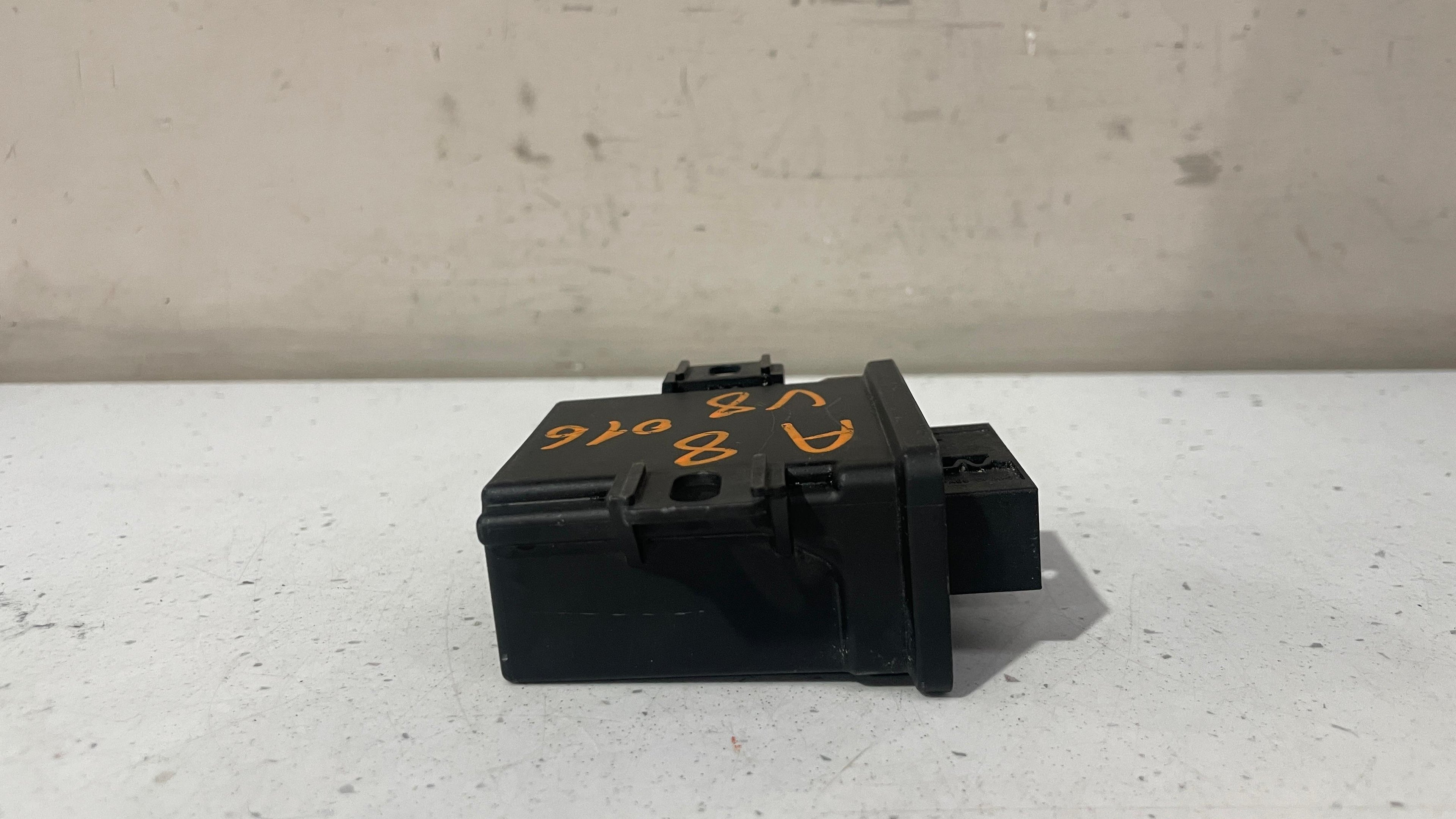 4H4907357B  AUDI A8 HEADLIGHT CONTROL MODULE