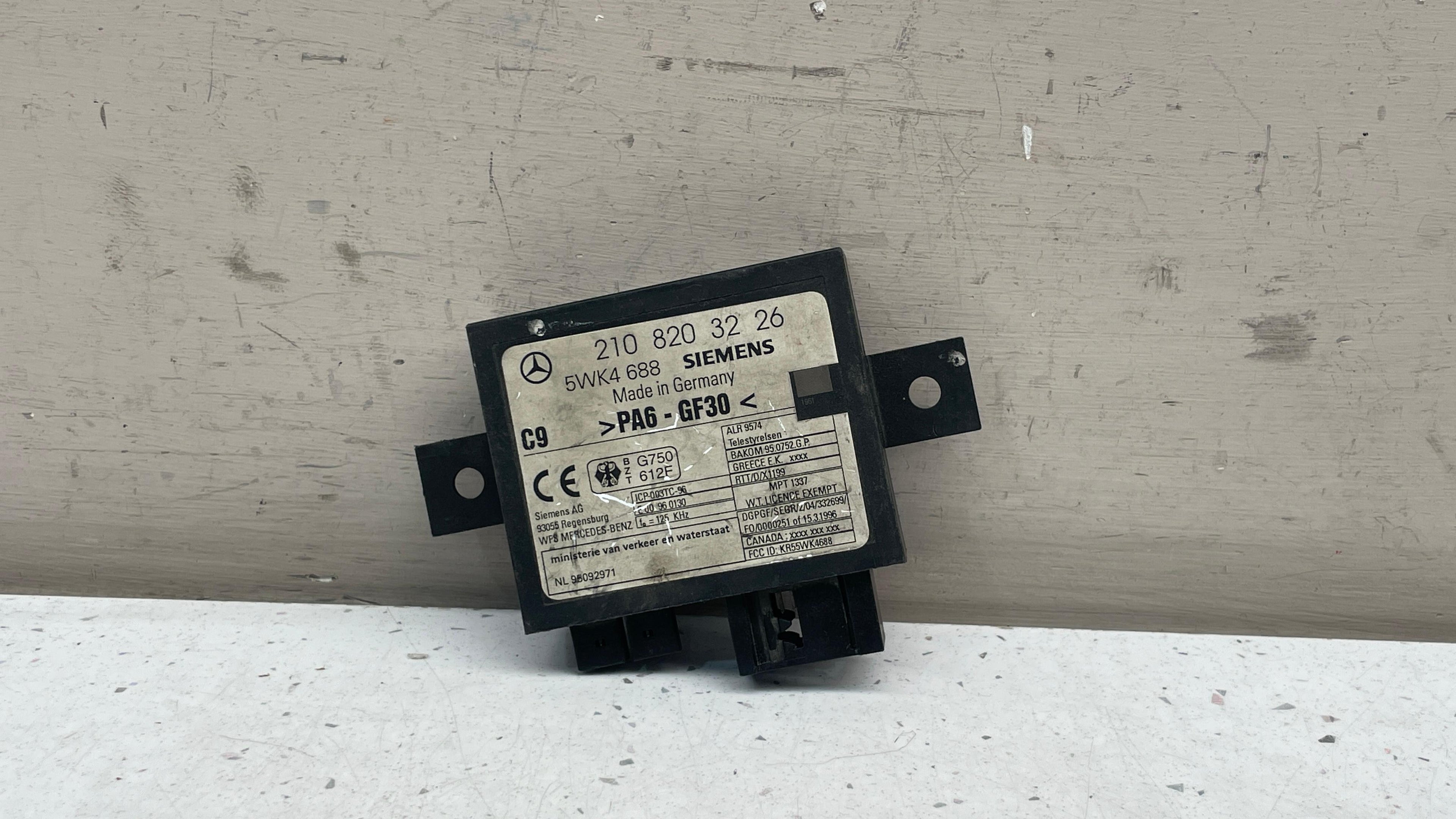 2108203226 MERCEDES W210 ANTI THEFT LOCKING CONTROL MODULE