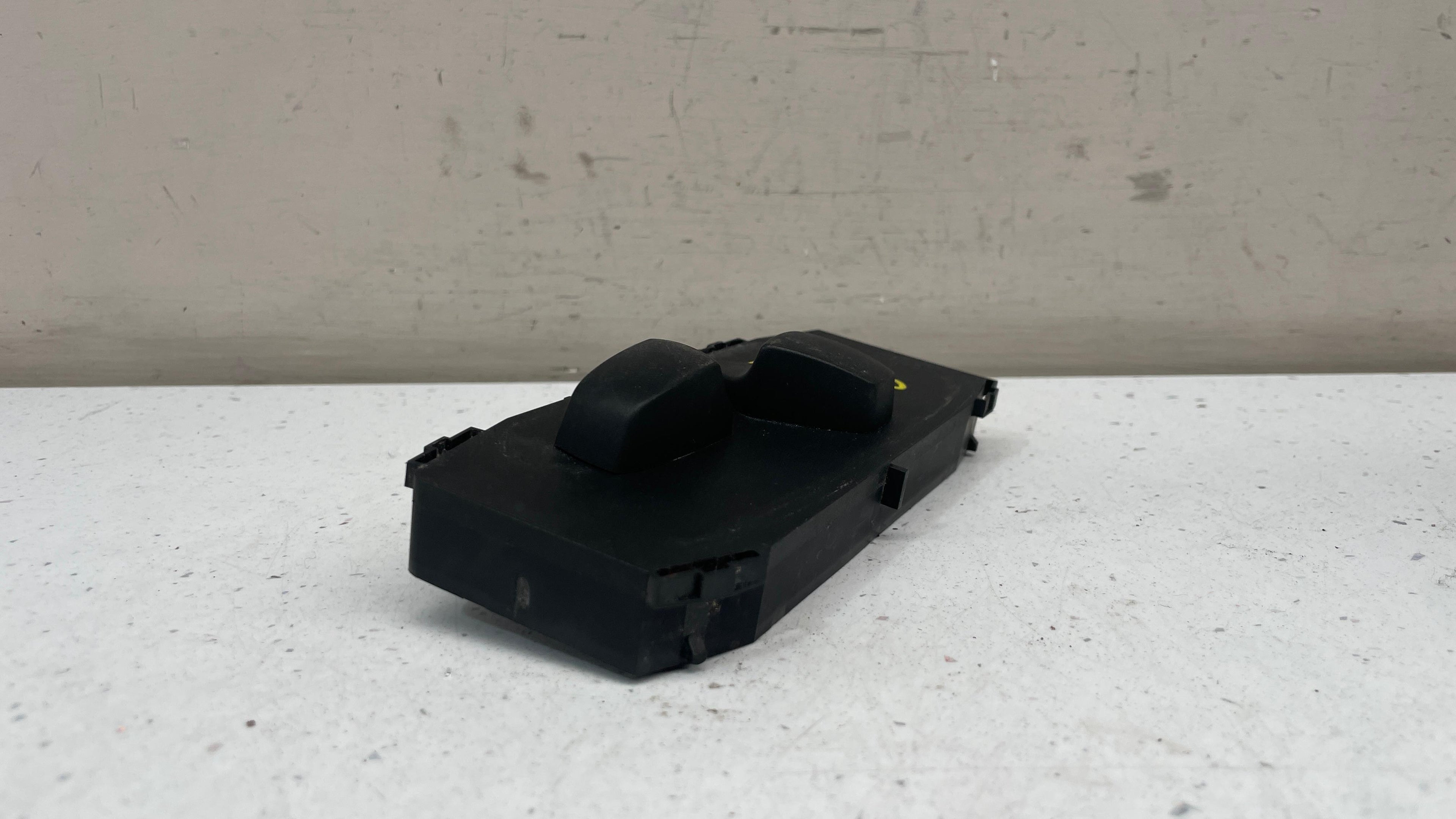 6972656 BMW E38 CONVERTIBLE FRONT PASSENGER SEAT CONTROL SWITCH