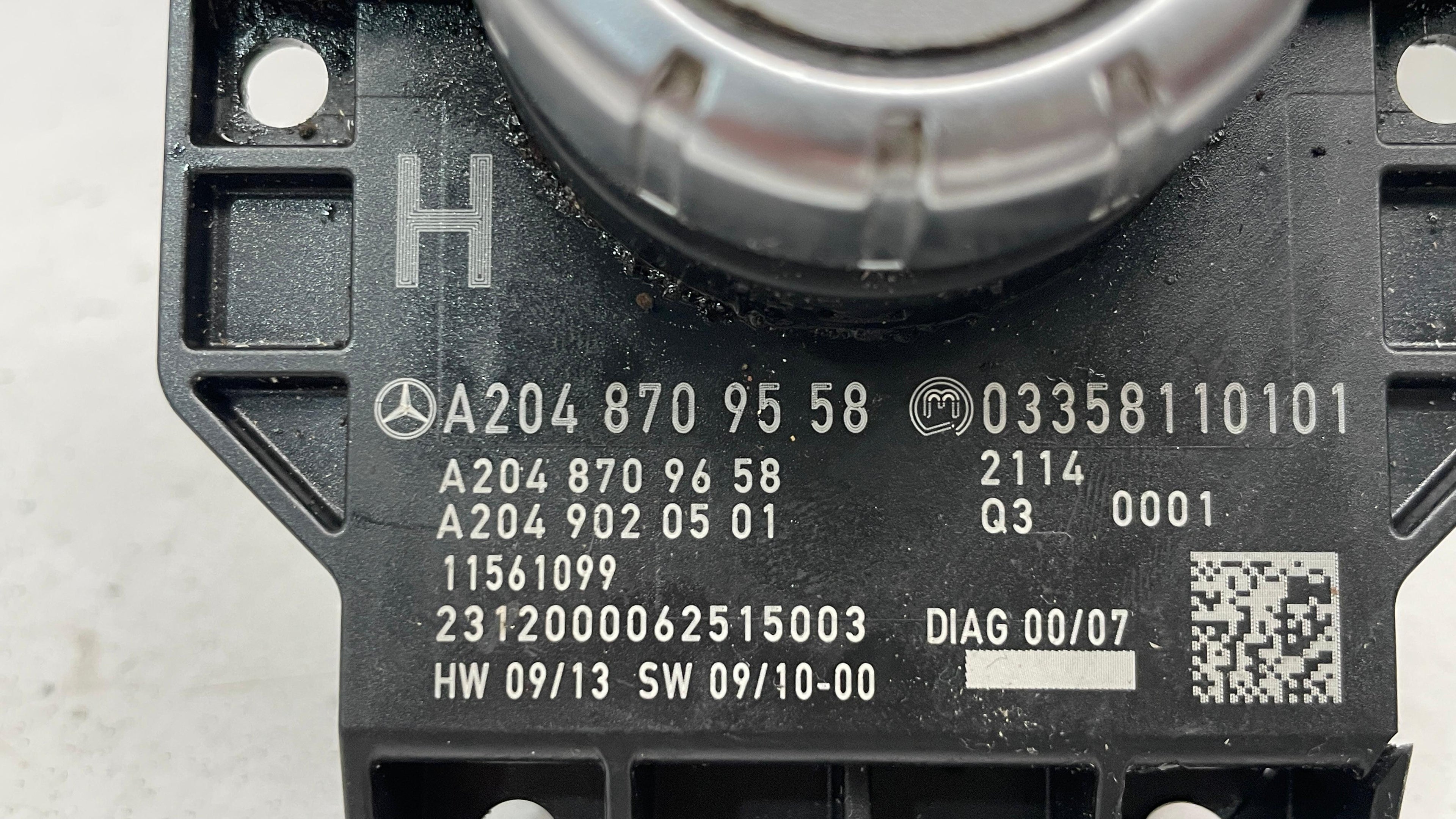 A2048709558  MERCEDES W204 MULTIMEDIA CONTROLLER SWITCH