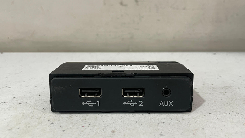 4M0035736A AUDI Q7 CENTER CONSOLE DUAL USB AUX PORT