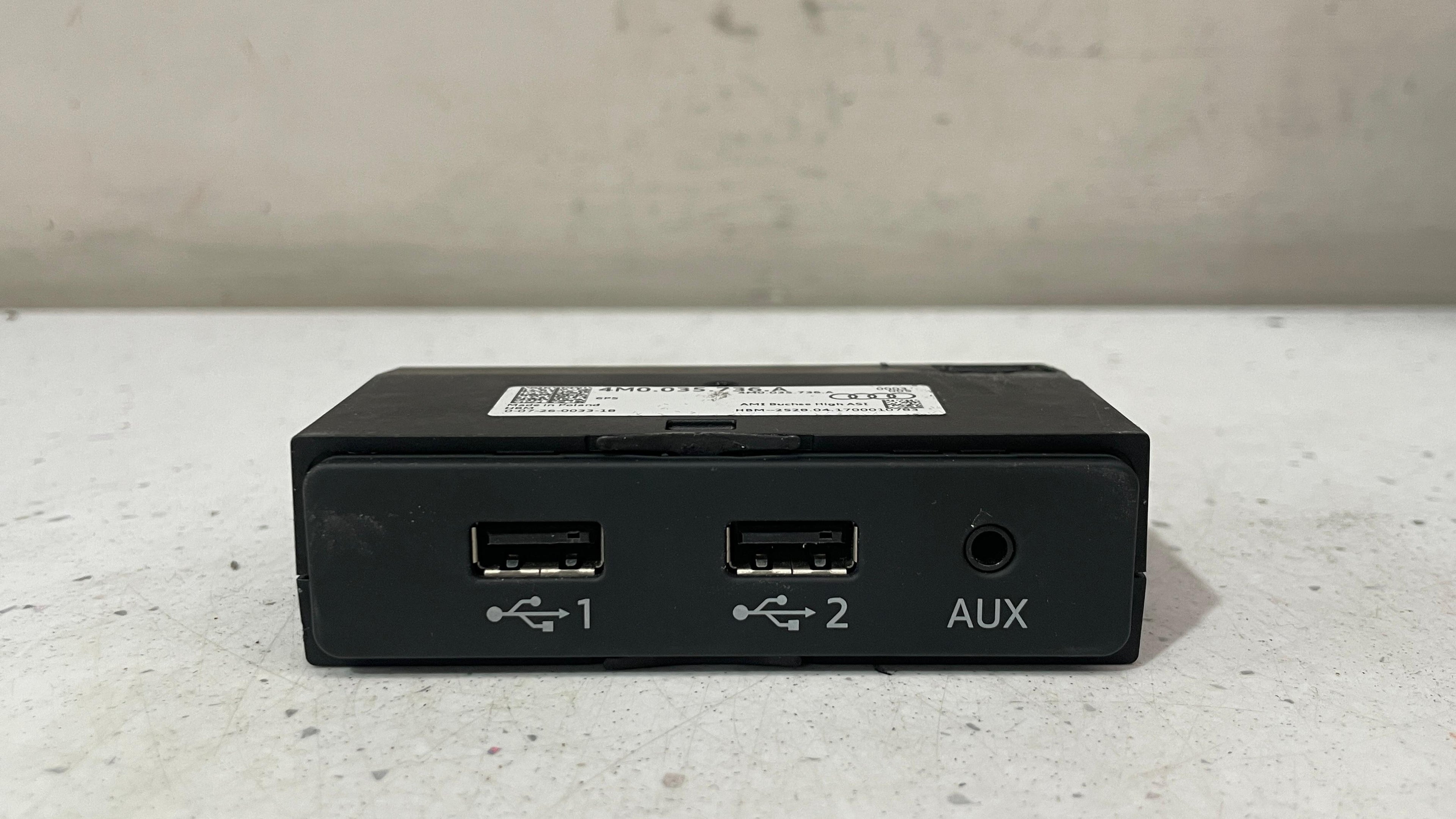 4M0035736A AUDI Q7 CENTER CONSOLE DUAL USB AUX PORT