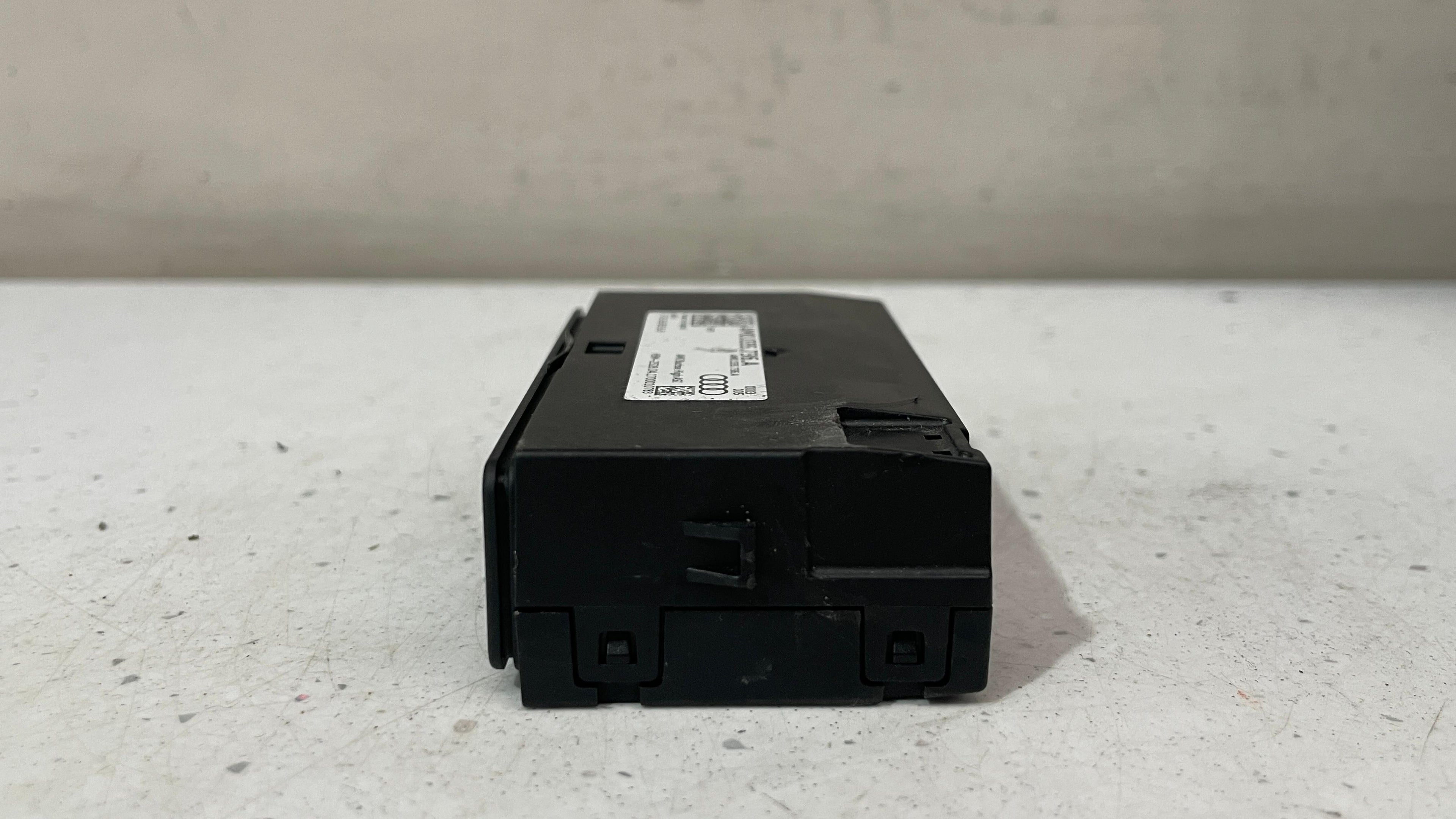 4M0035736A AUDI Q7 CENTER CONSOLE DUAL USB AUX PORT