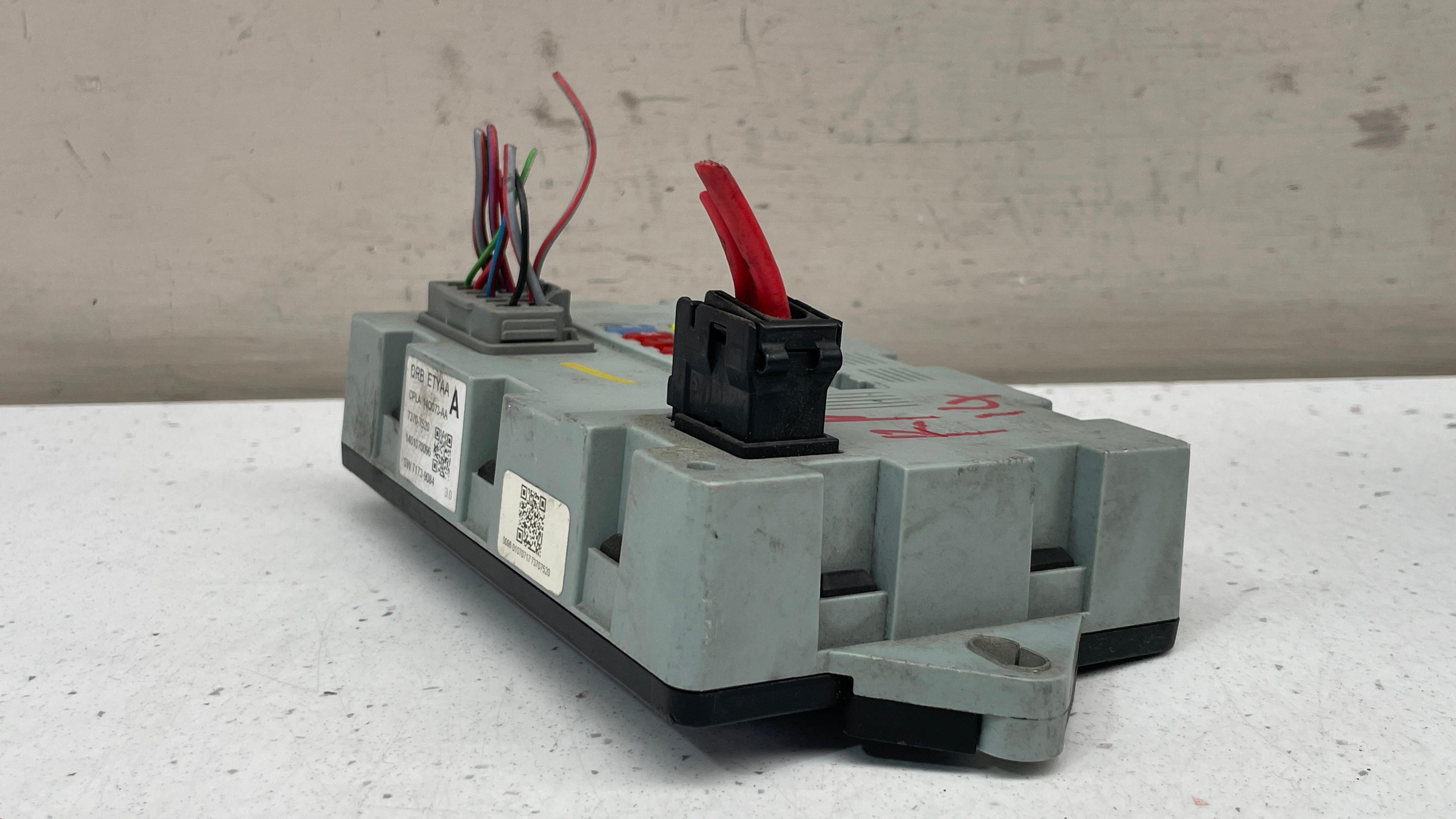 CPLA-14Q073-AA LAND ROVER TRUNK MODULE RELAY CONTROL FUSEBOX