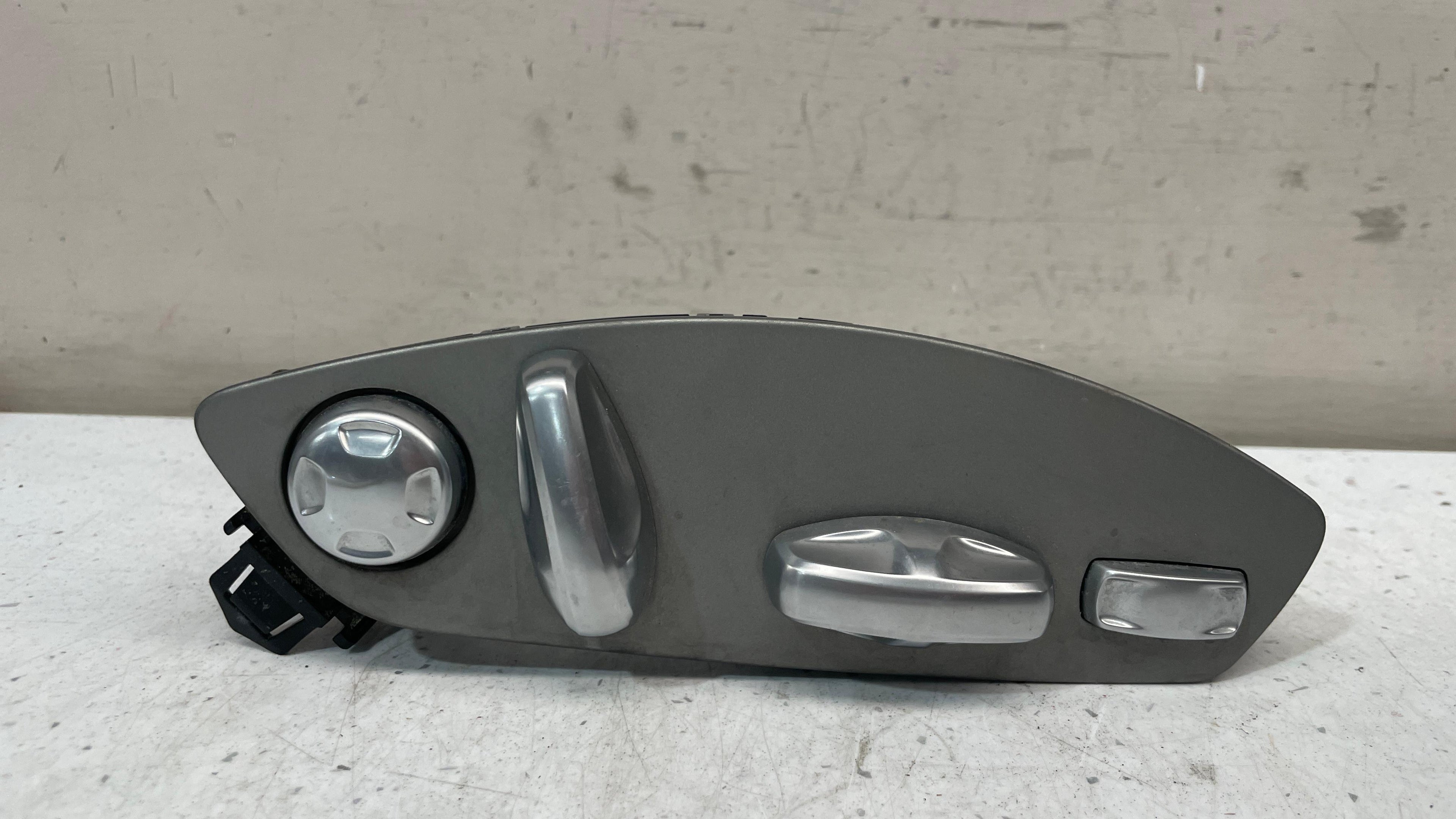7PP959748AA  PORSCHE CAYENNE SWITCH RIGHT FRONT SEAT ADJUSTMENT