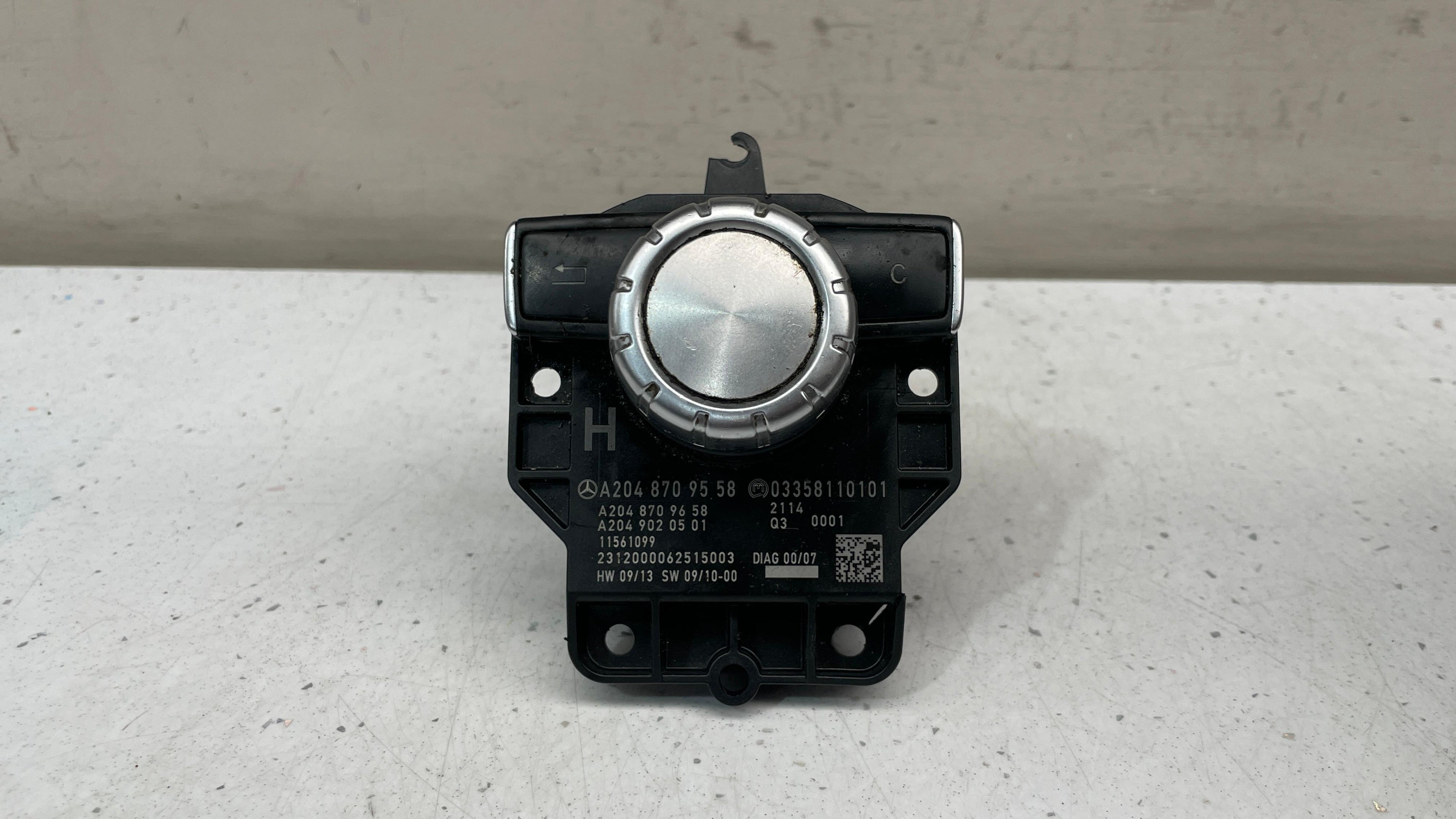 A2048709558  MERCEDES W204 MULTIMEDIA CONTROLLER SWITCH