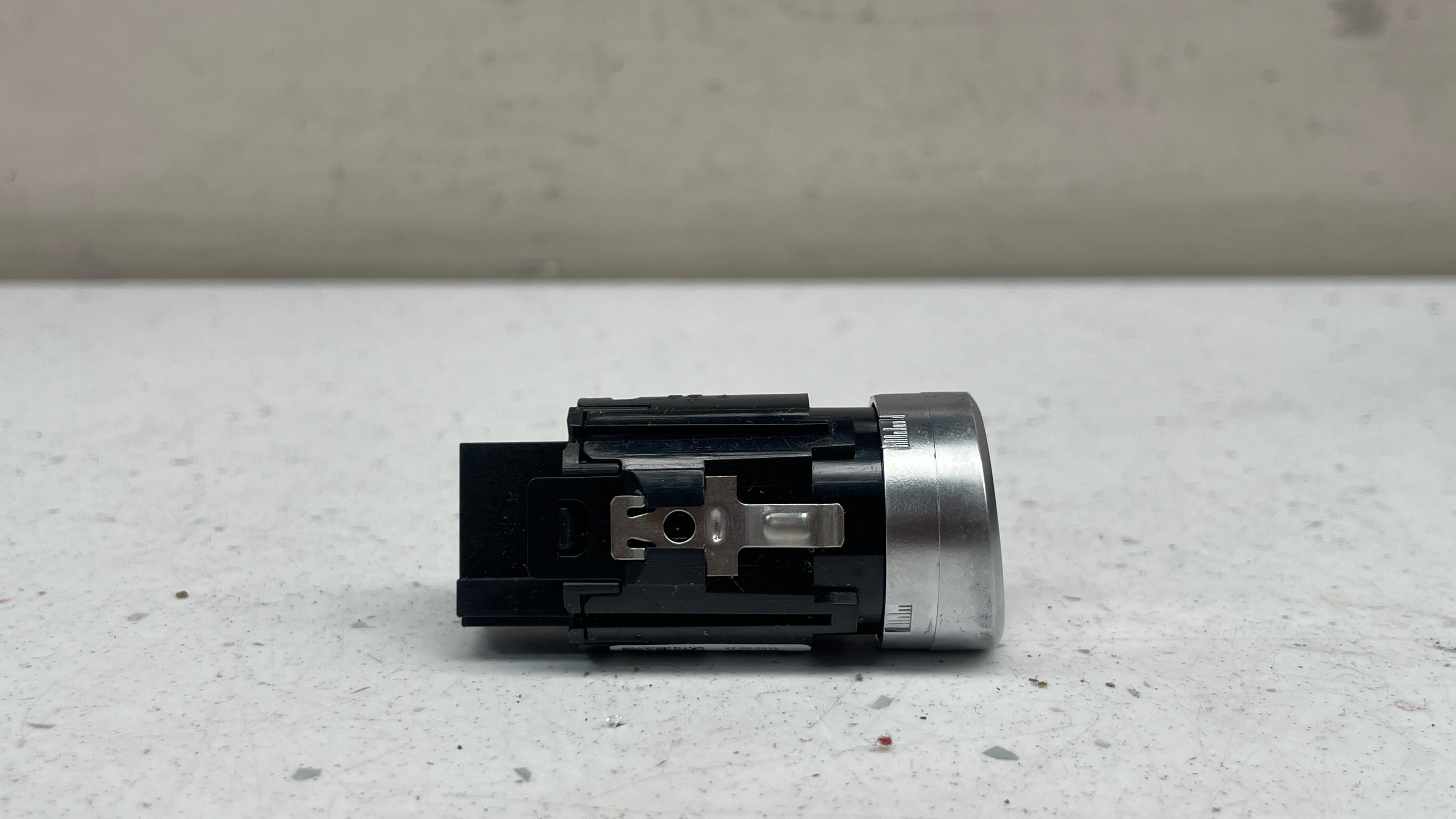 8W2905217F AUDI A4 ENGINE START STOP SWITCH BUTTON