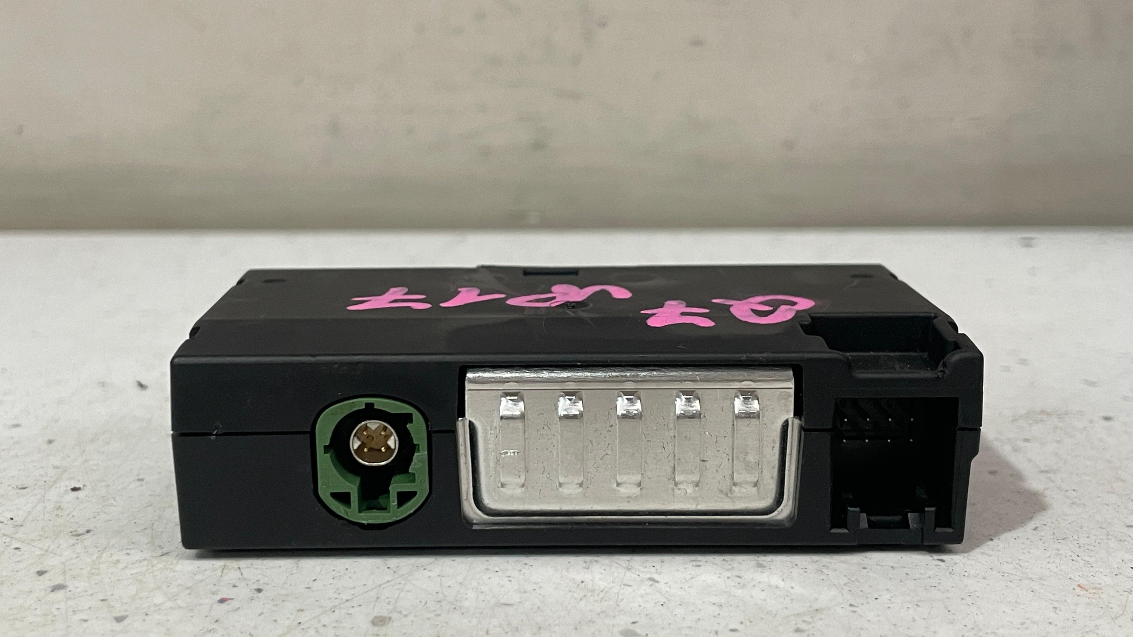 4M0035736A AUDI Q7 CENTER CONSOLE DUAL USB AUX PORT