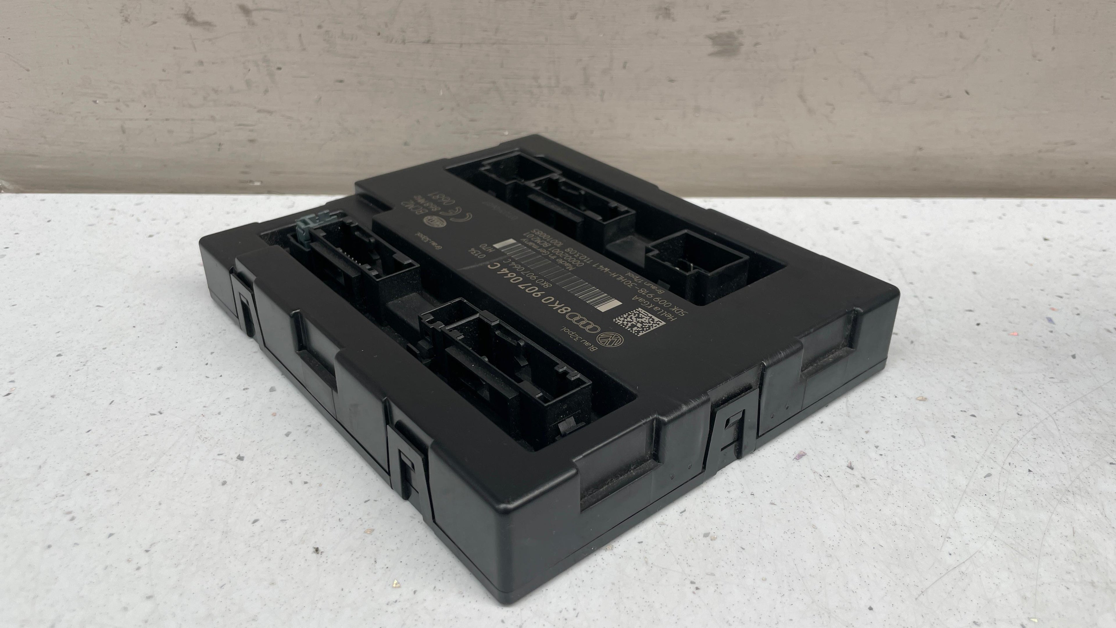 8K0907064C AUDI A4 CONVENIENCE MODULE DASHBOARD
